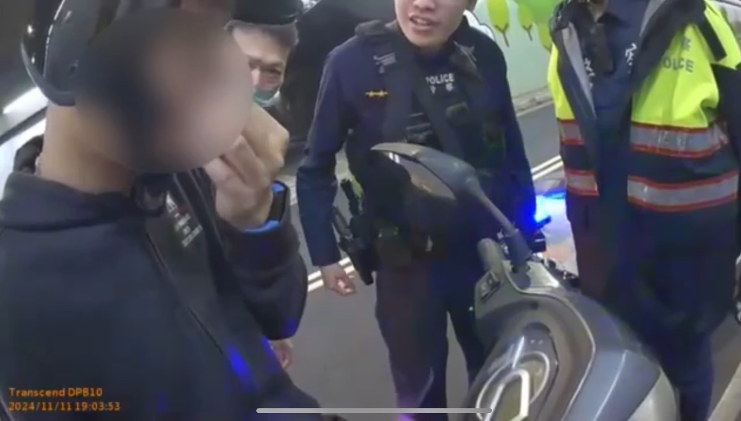 警方發現鄒男神情恍惚，鼻子還殘留白色不明粉末，懷疑他毒駕。（翻攝畫面）