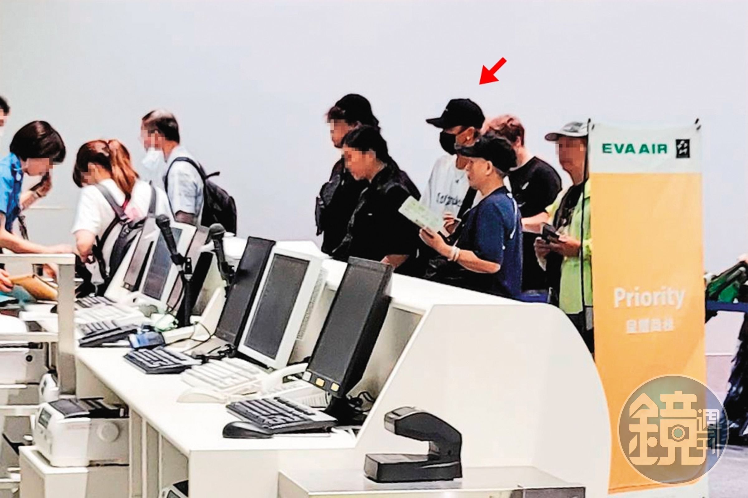 14:03 小豬(箭頭處)夾在浩浩蕩蕩一群人中,準備檢查機票登機。
