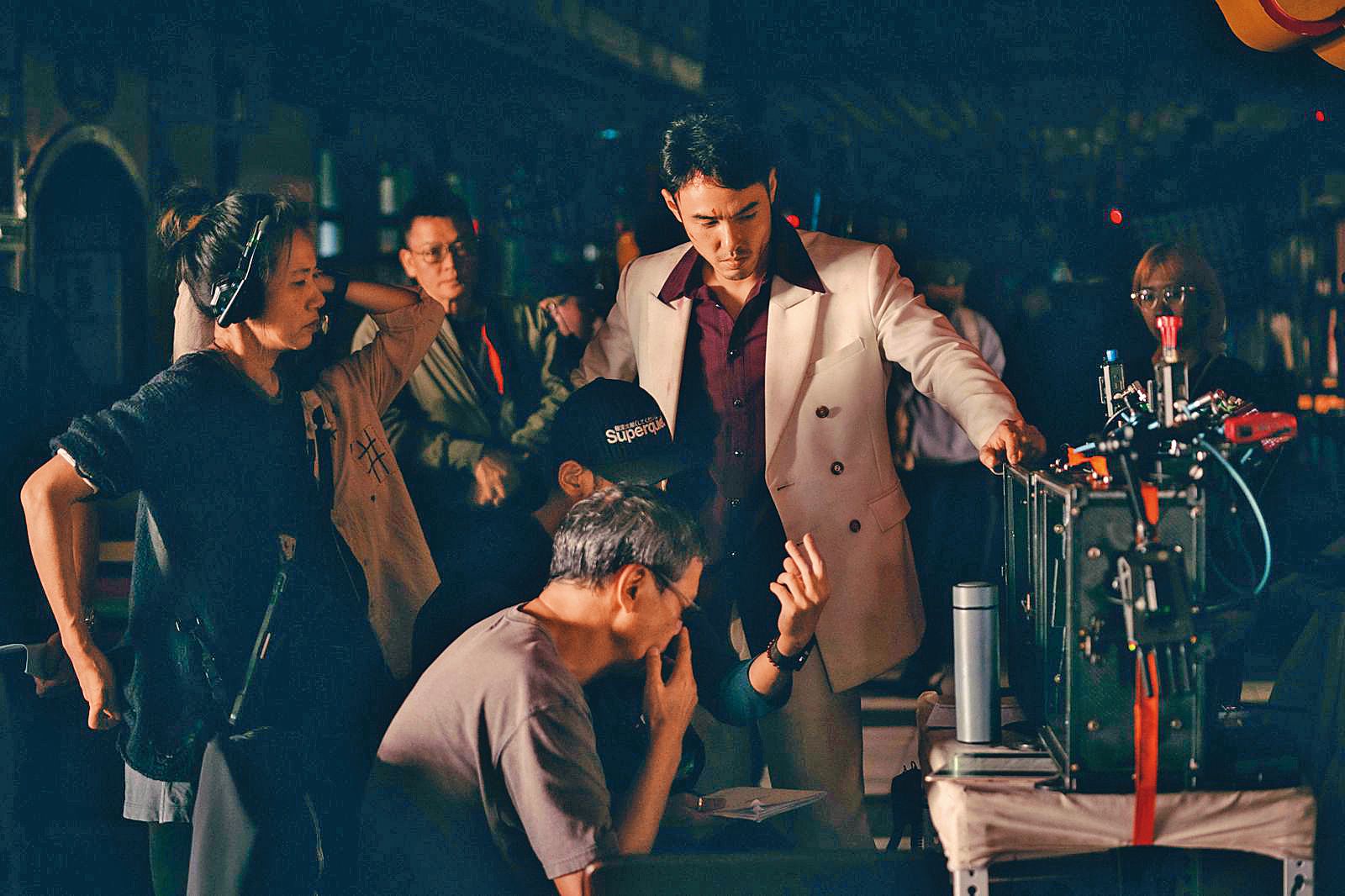 阮經天（中）自「周處」再創事業高峰後片約不斷，才剛完成新片《阿茲海默警探》的拍攝。（牽猴子提供）