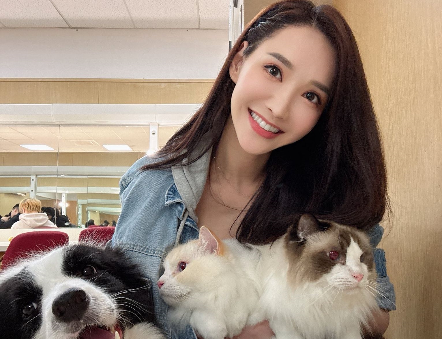 徐千京歷經十多次眼部整形修復手術仍覺得兩眼不對稱。（翻攝自臉書）