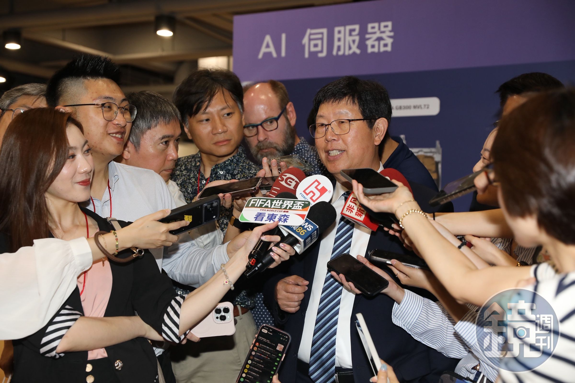 鴻海集團董事長劉揚偉主持今(29)日股東會,聽說股價漲停亮紅燈笑不攏嘴。