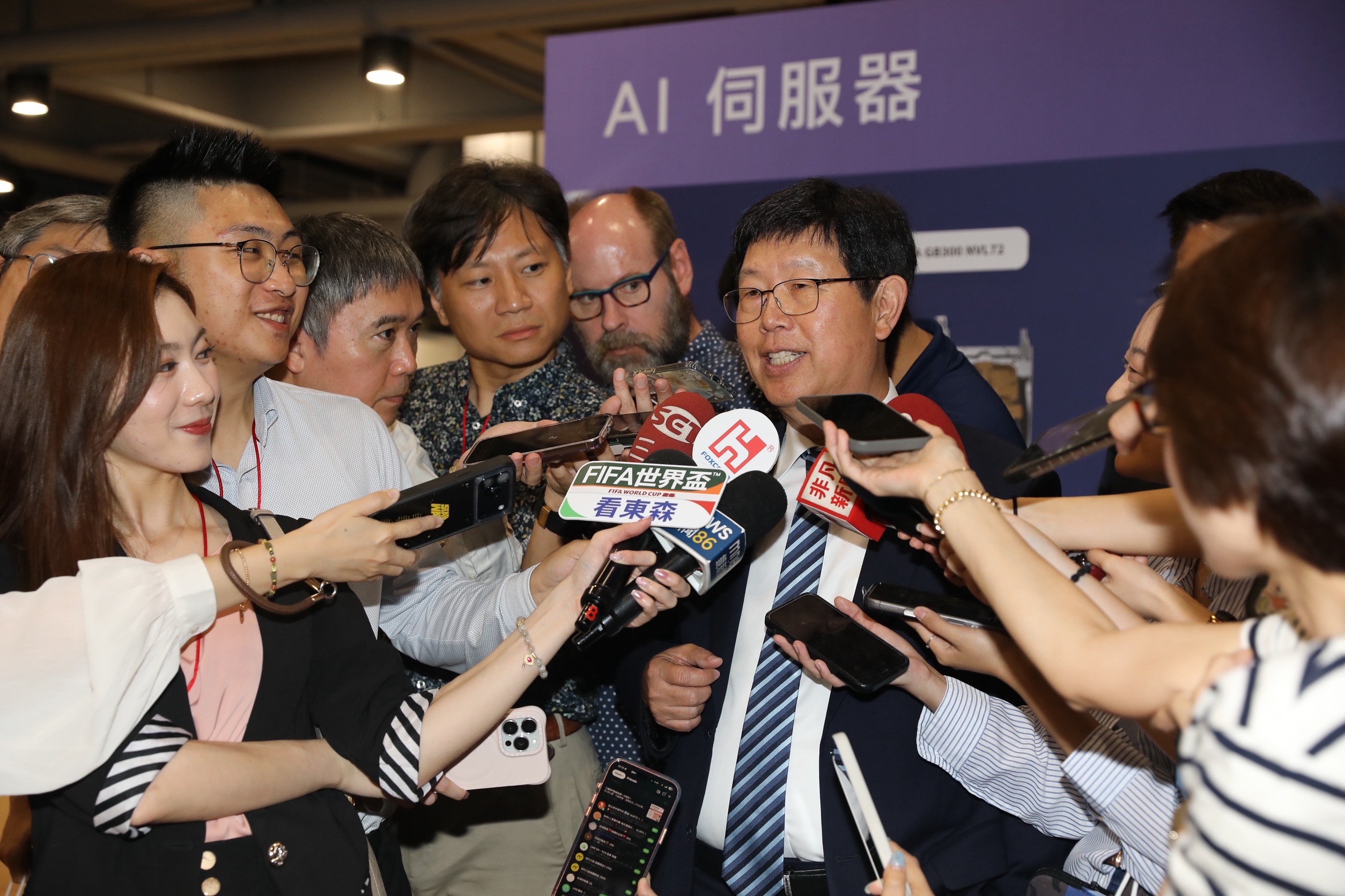 鴻海集團董事長劉揚偉主持今（29）日股東會，聽說股價漲停亮紅燈笑不攏嘴。