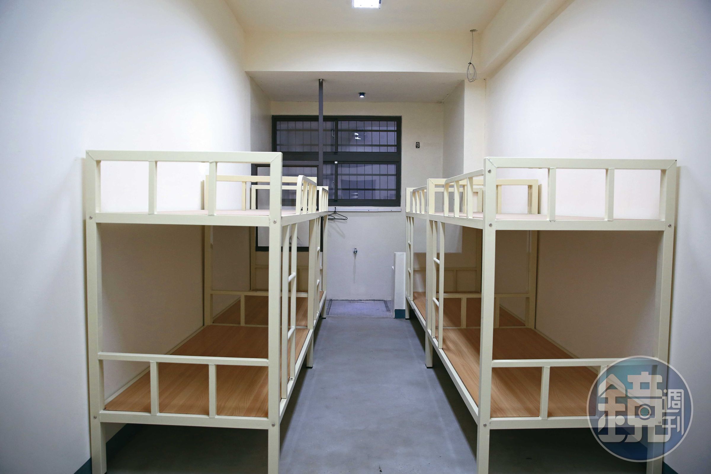 監獄的囚房空間狹小，受刑人容易發生口角或肢體衝突。