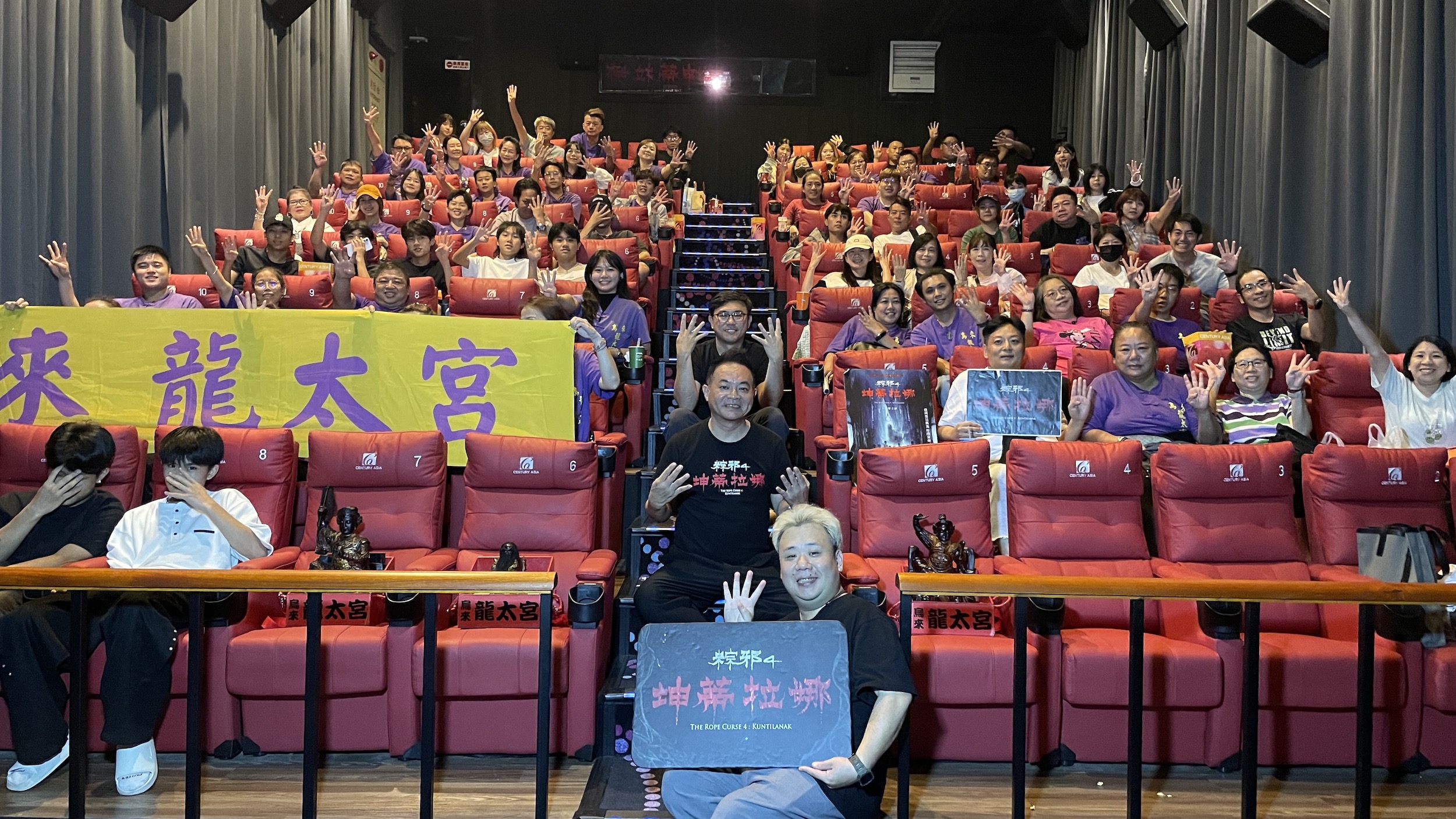 片中飾演阿西師的陳博正，其宮廟烏來龍太宮包場力挺《粽邪4：坤蒂拉娜》，請神明來看電影。（華影提供）