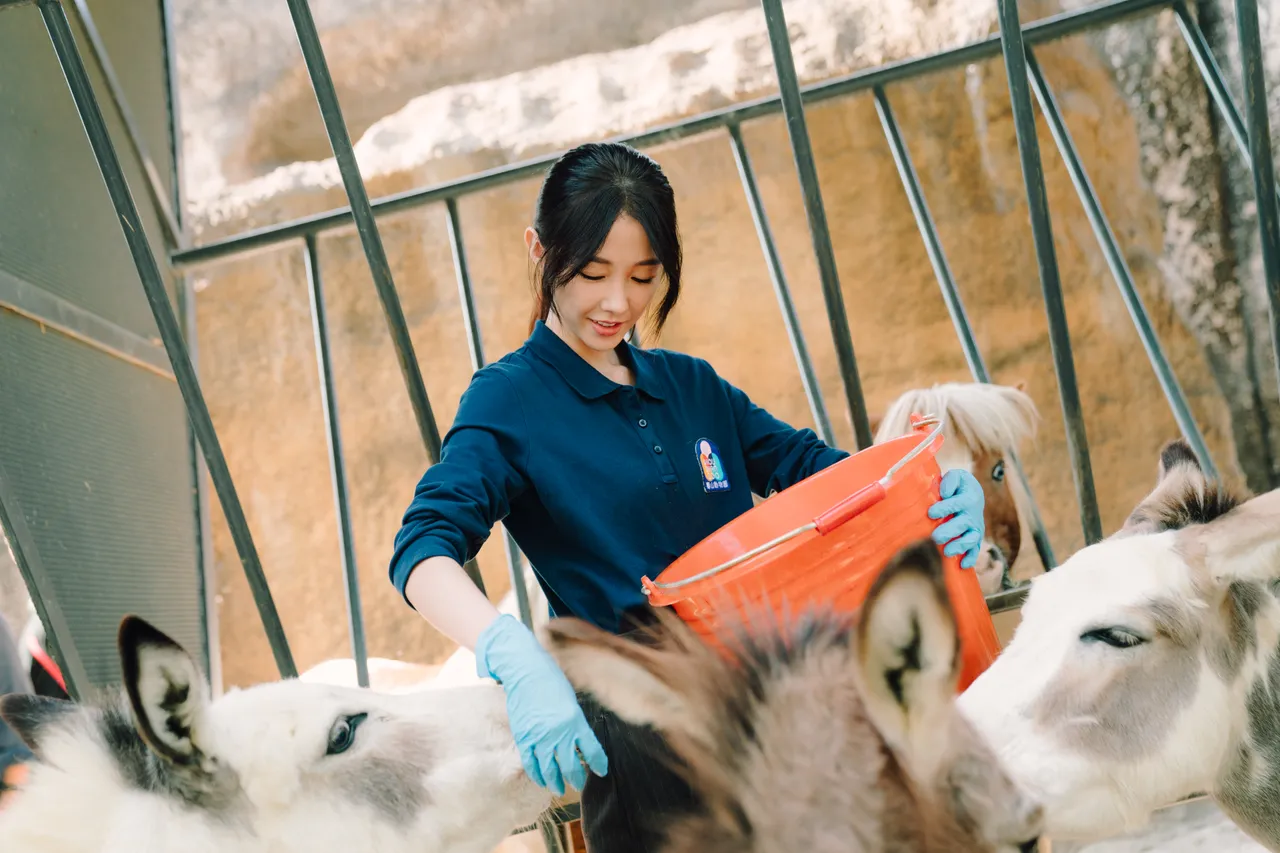 邵雨薇以《動物園》的保育員,入圍金鐘獎最佳女主角獎項,讓男友吳慷仁超替她開心。(Disney+提供)