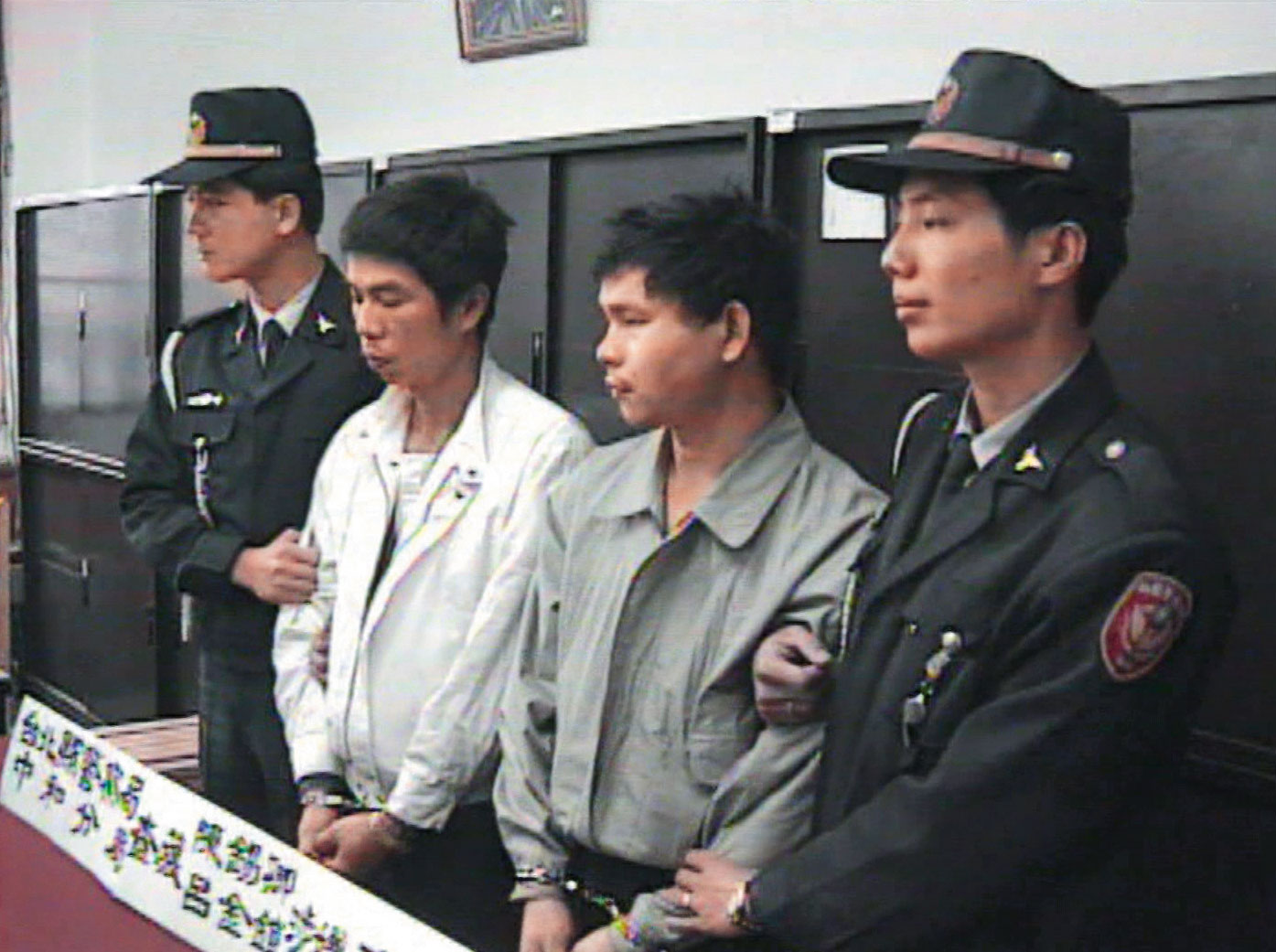 當年警方的破案記者會，左2為陳錫卿，右2為呂金鎧。（東森新聞提供）