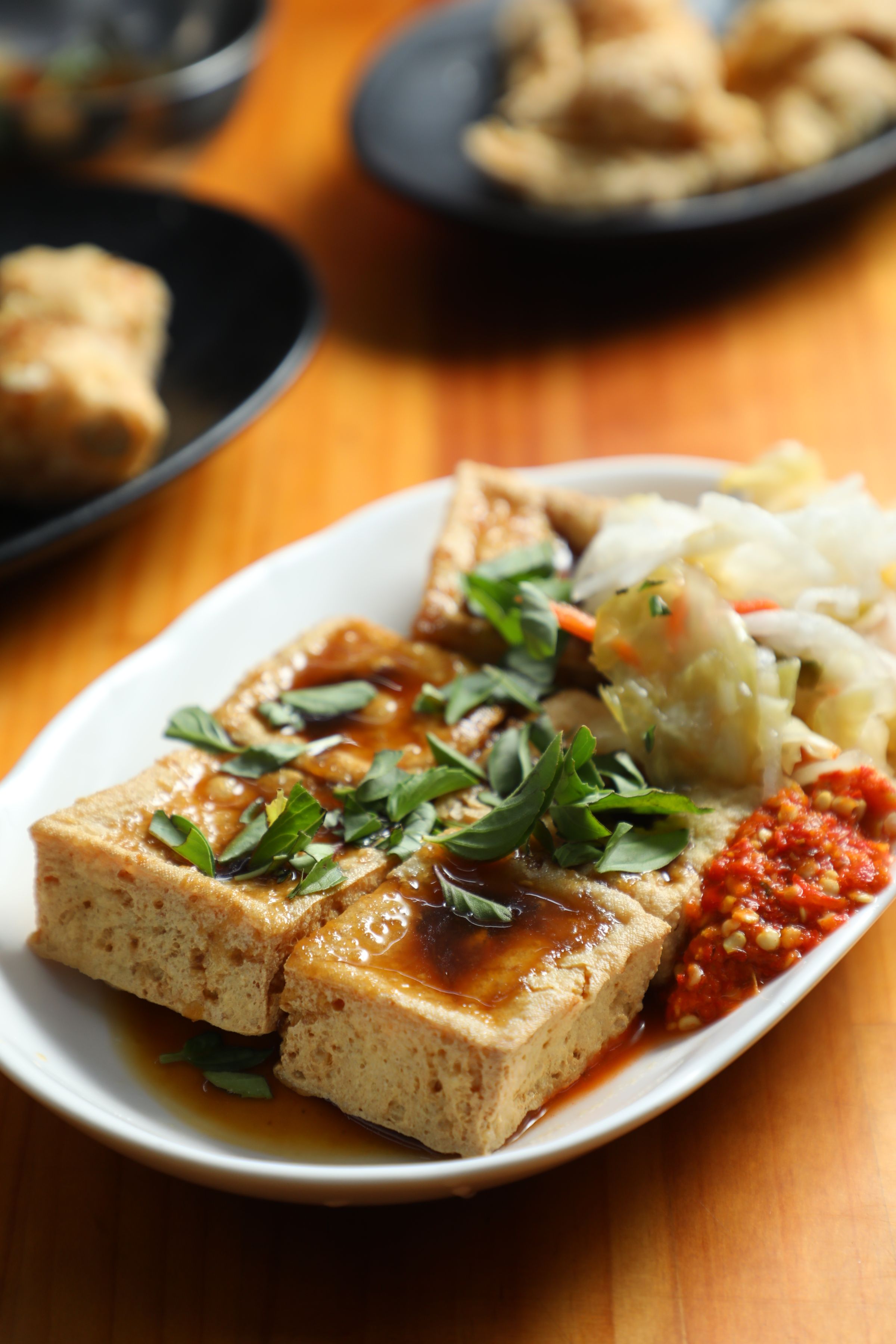 招牌「臭豆腐」可以選擇純素或葷食,葷食的醬汁多了大蒜調味。(80元/6塊、110元/10塊)