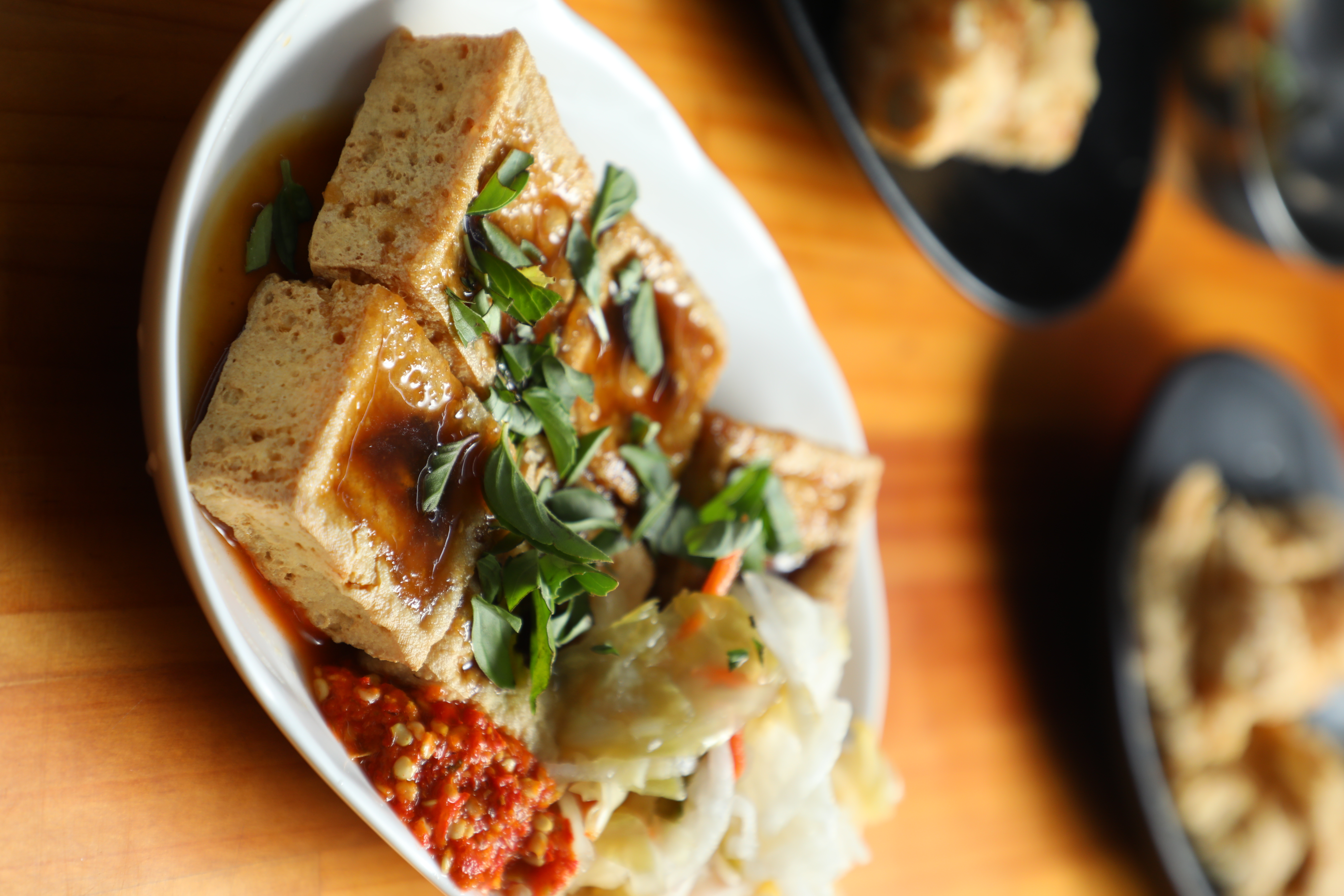 招牌「臭豆腐」可以選擇純素或葷食，葷食的醬汁多了大蒜調味。（80元／6塊、110元／10塊）