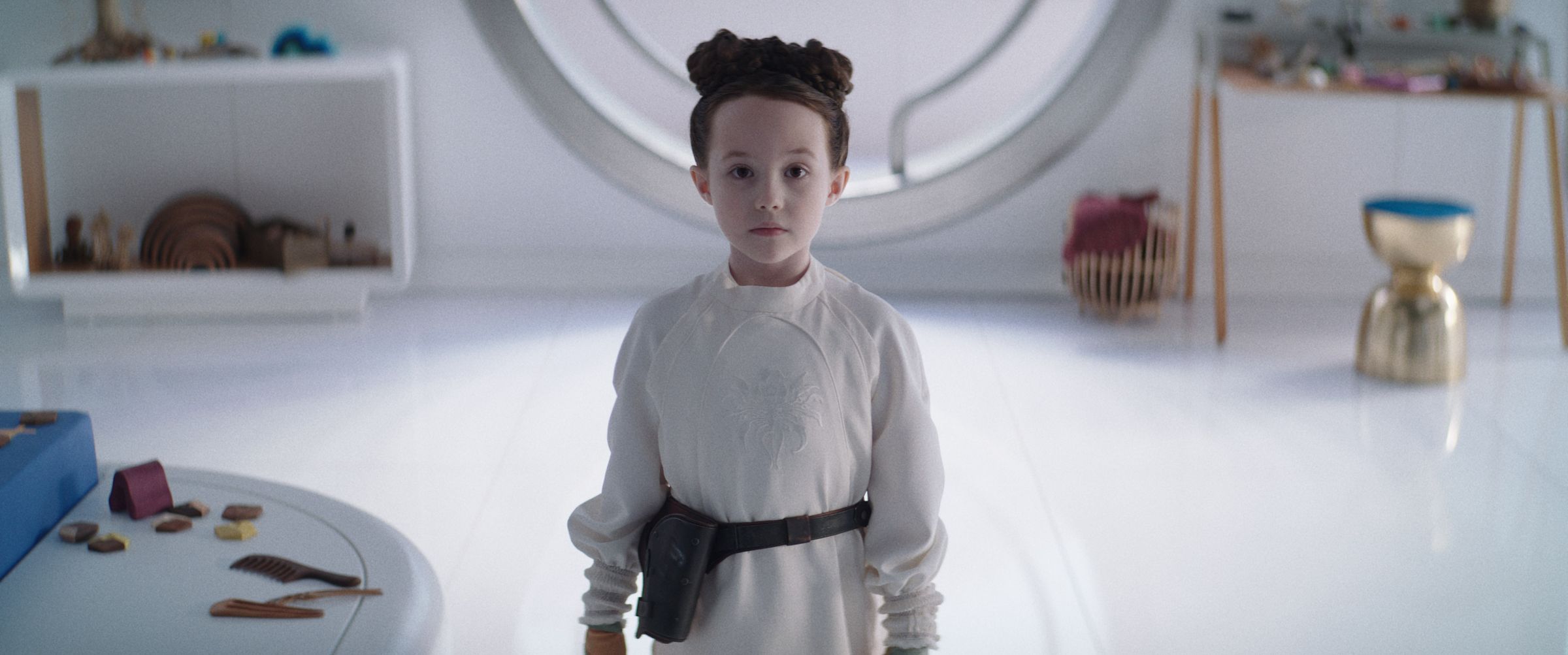 影集《歐比王肯諾比》出現設定年僅10歲的莉亞公主,從髮型、服裝到外表,都跟當年原版的設定致敬。(Disney+提供)