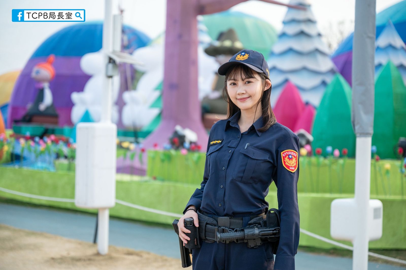 台中一名女警在燈會執勤，經市警局粉專發出系列照片，引發網友熱議，不僅稱讚太美了，也敲碗女警執勤時間和IG。（翻攝自「臺中TCPB波麗士」臉書）