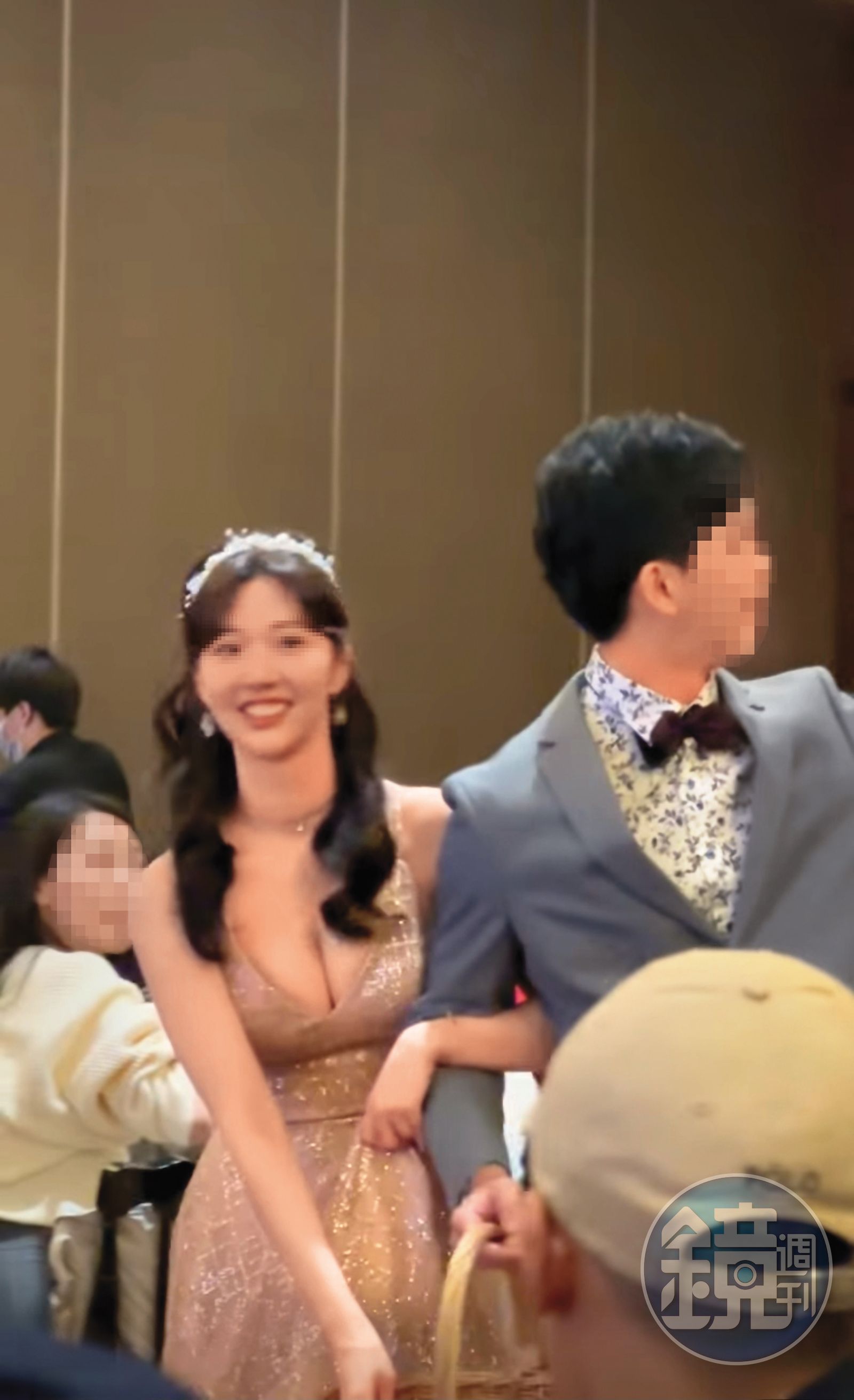 許芊芊（左）2024年4月結婚，婚宴逐桌敬酒時穿著的禮服，展現她姣好身材。（翻攝網路）