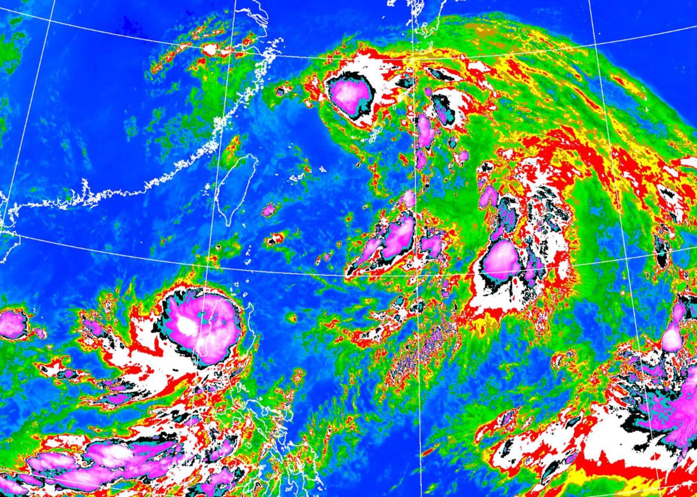 目前太平洋地區同時存在3個颱風，其中輕颱范斯高、輕颱竹節草可能形成「藤原效應」（雙颱共舞）。（翻攝自中央氣象署）