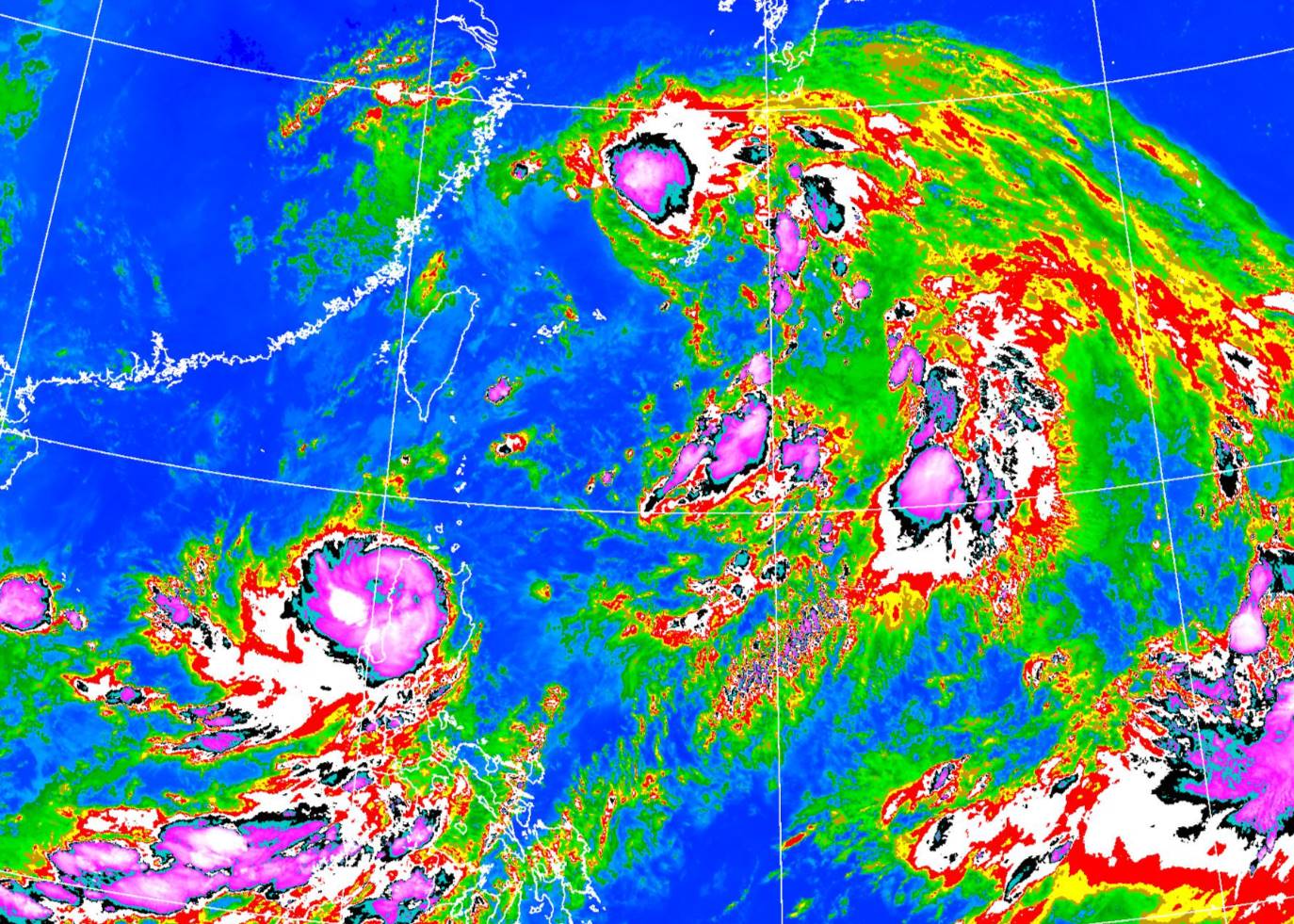 目前太平洋地區同時存在3個颱風，其中輕颱范斯高、輕颱竹節草可能形成「藤原效應」（雙颱共舞）。（翻攝自中央氣象署）