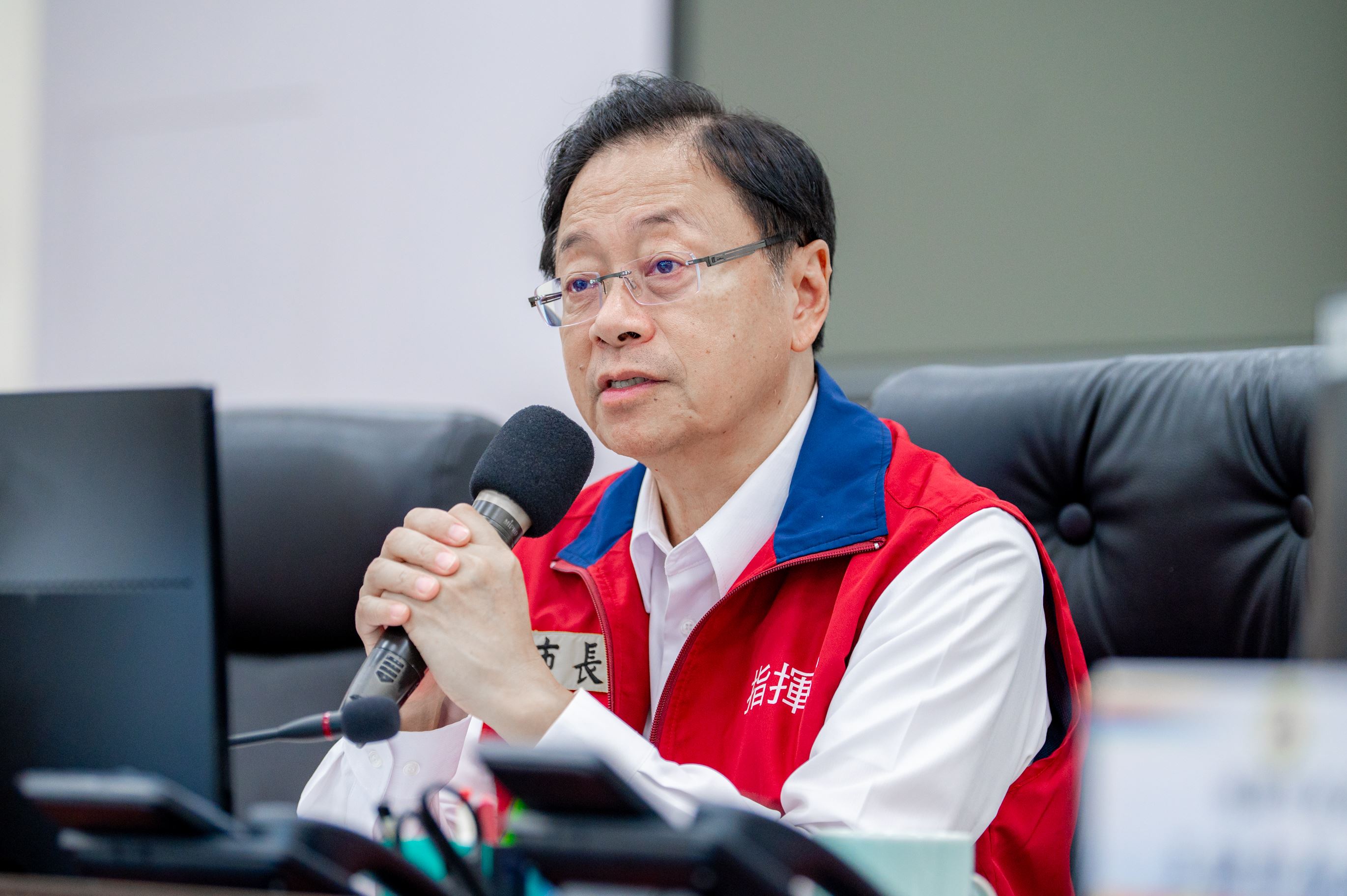 張善政表示，明天颱風影響最大，停班停課機率很高。（桃園市政府提供）