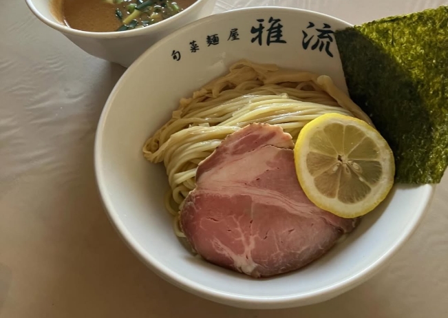 因客人用餐後拿出《吉伊卡哇》周邊玩耍，導致店家發出公告。（翻攝自旬菜麺屋 雅流instagram）