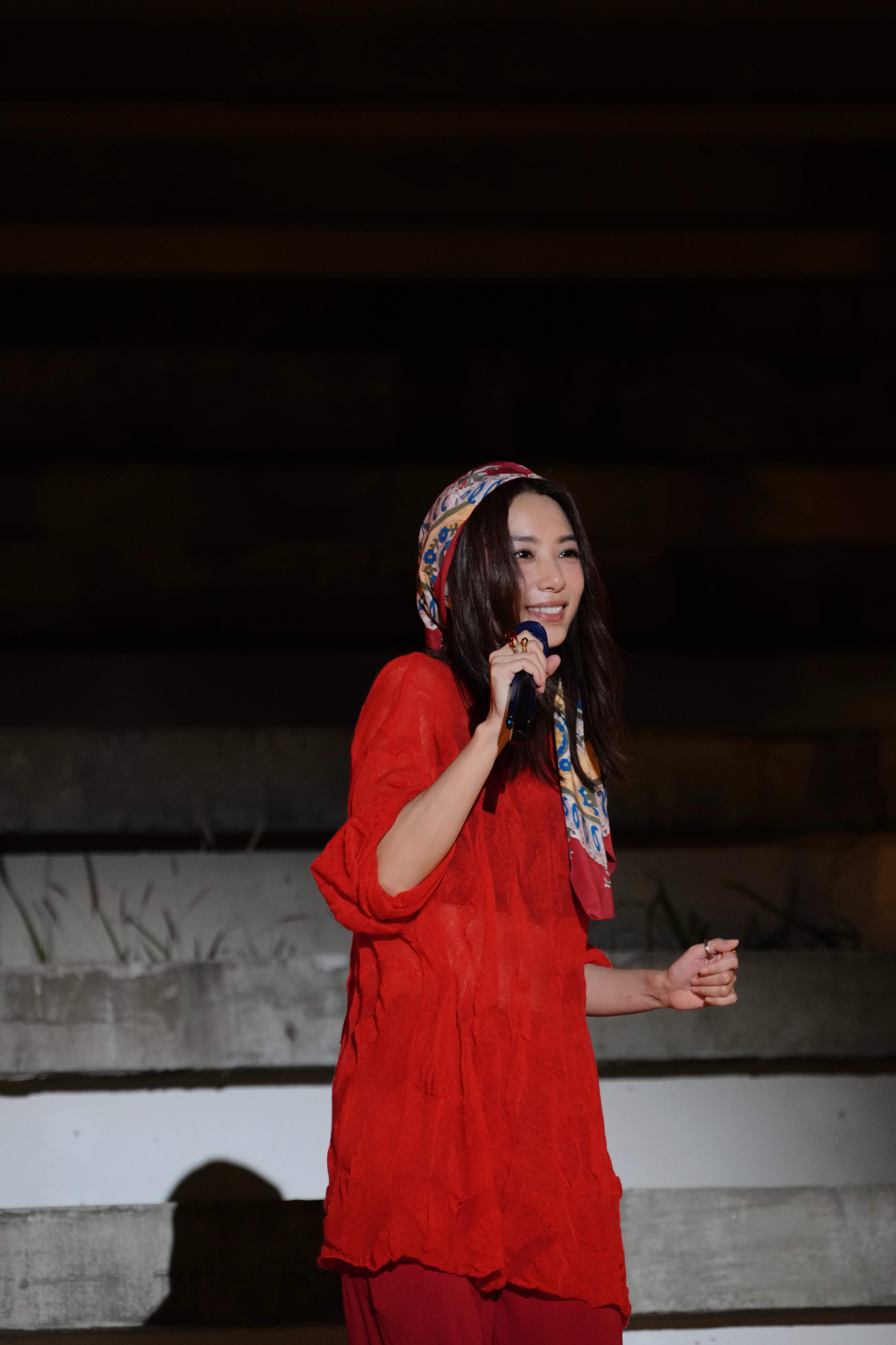 被譽為「節氣歌后」的田馥甄，總是跟著時令過生活，21日開唱適逢夏至。（何樂音樂提供）