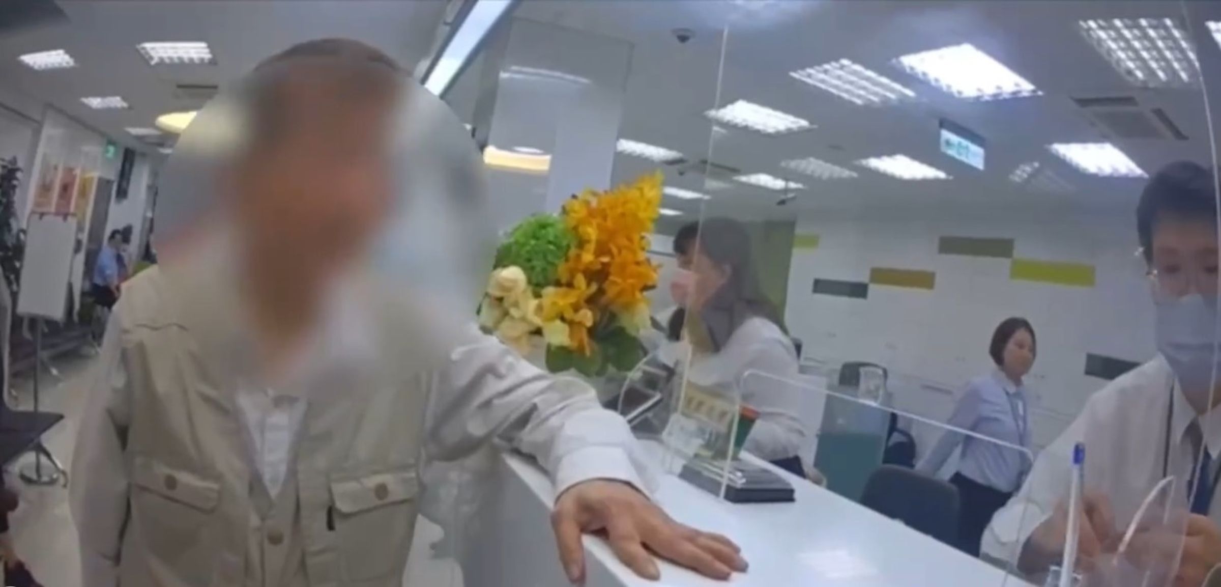 80歲的歐男因誤信網戀交往的英國女子,跑到銀行欲提款百萬。(翻攝畫面)