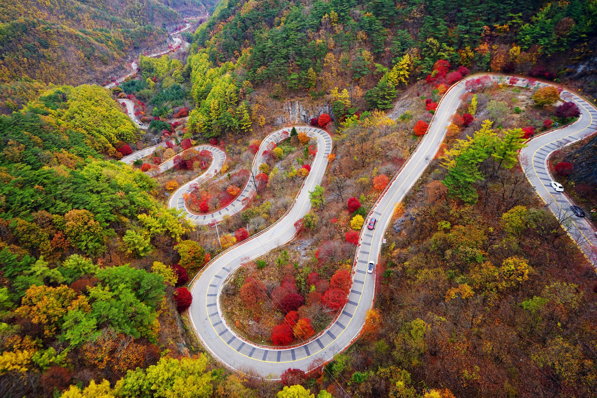 丹陽郡盤山公路滿山遍野的紅葉,勾勒出讓人著迷的動人秋色。(韓國觀光公社提供)