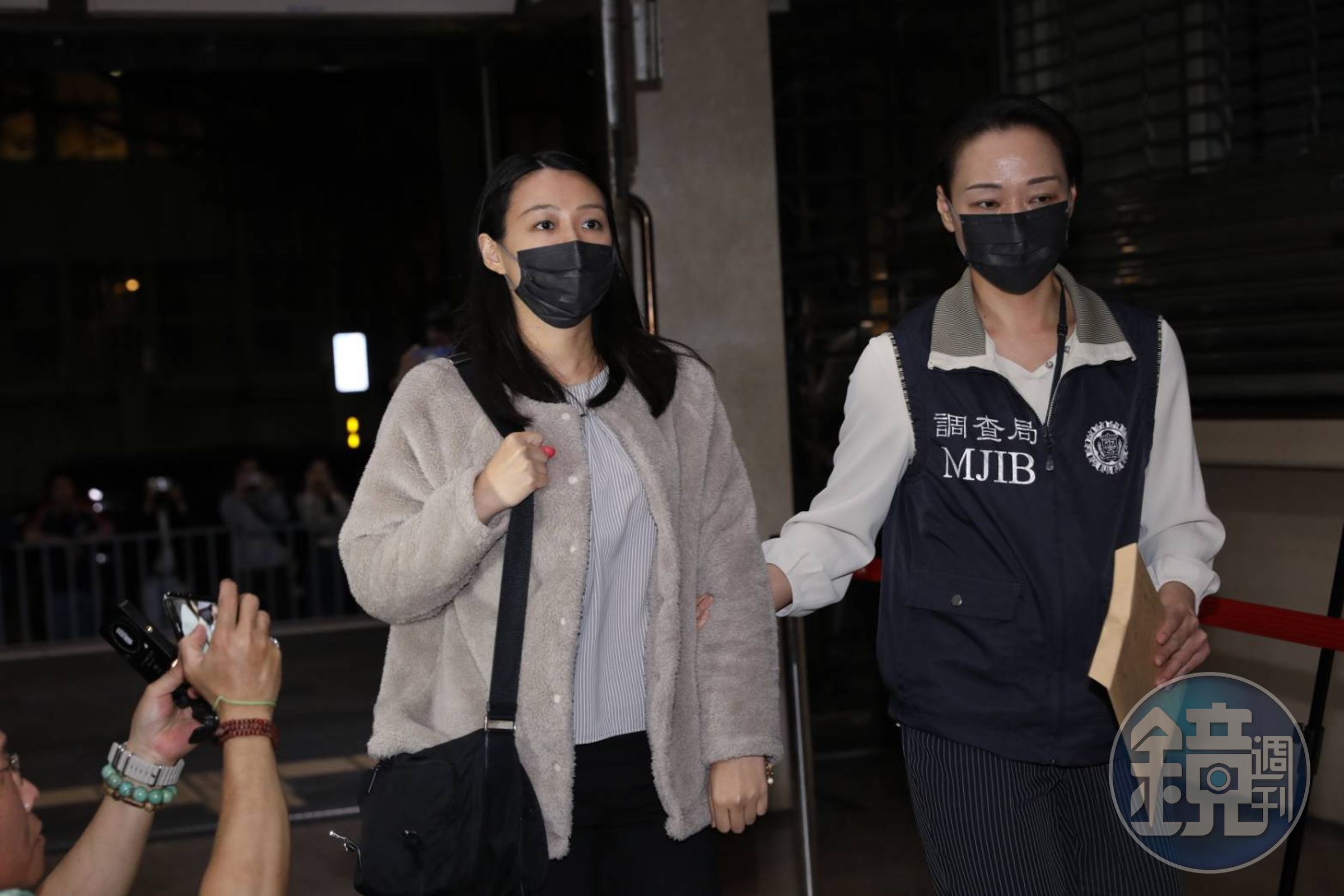 劉思吟移送北檢複訊時低調戴著口罩。