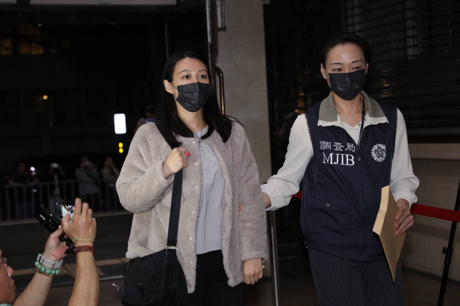 劉思吟移送北檢複訊時低調戴著口罩。