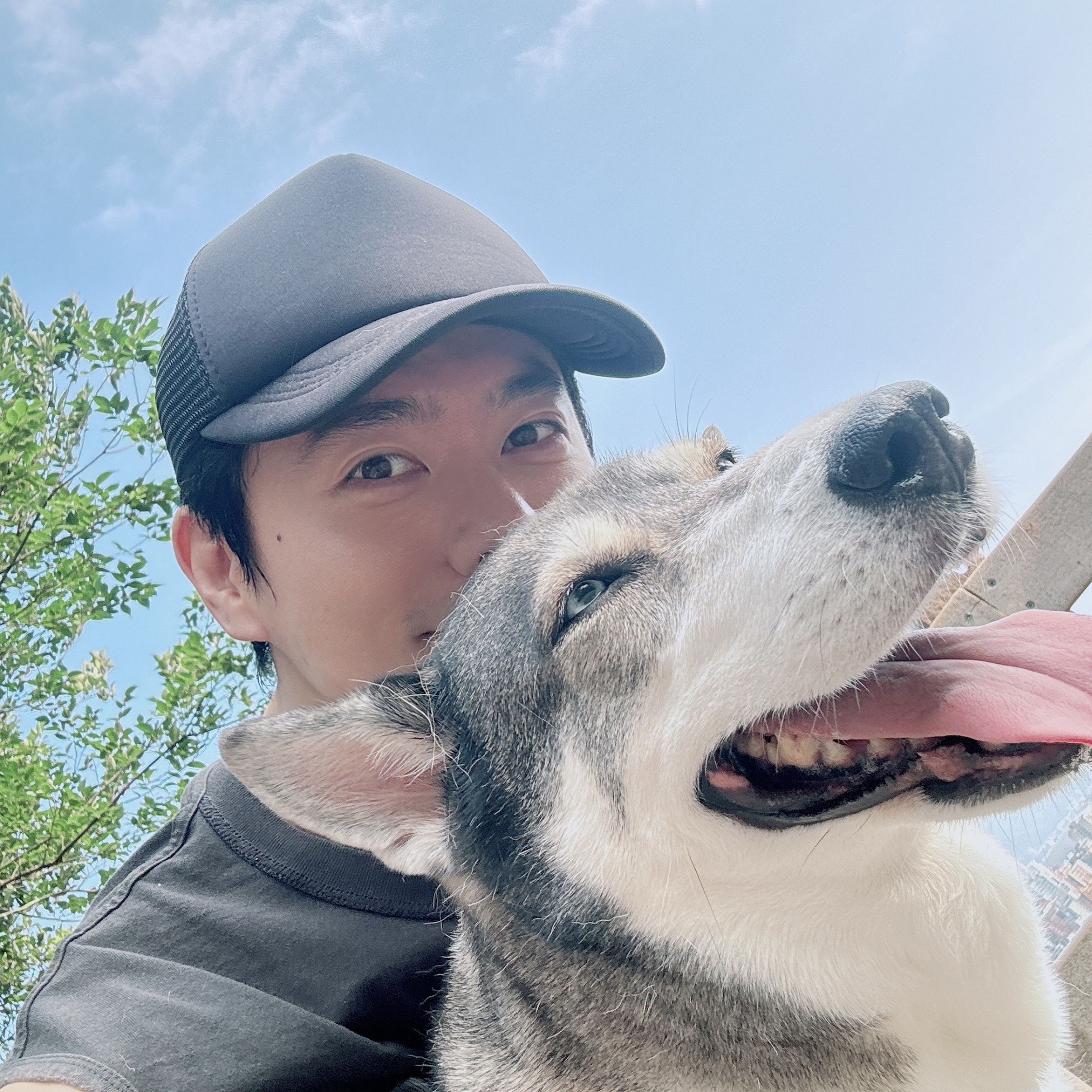 李程彬除了重訓健身,也不忘帶愛犬爬山運動。(東旭九翔娛樂提供)