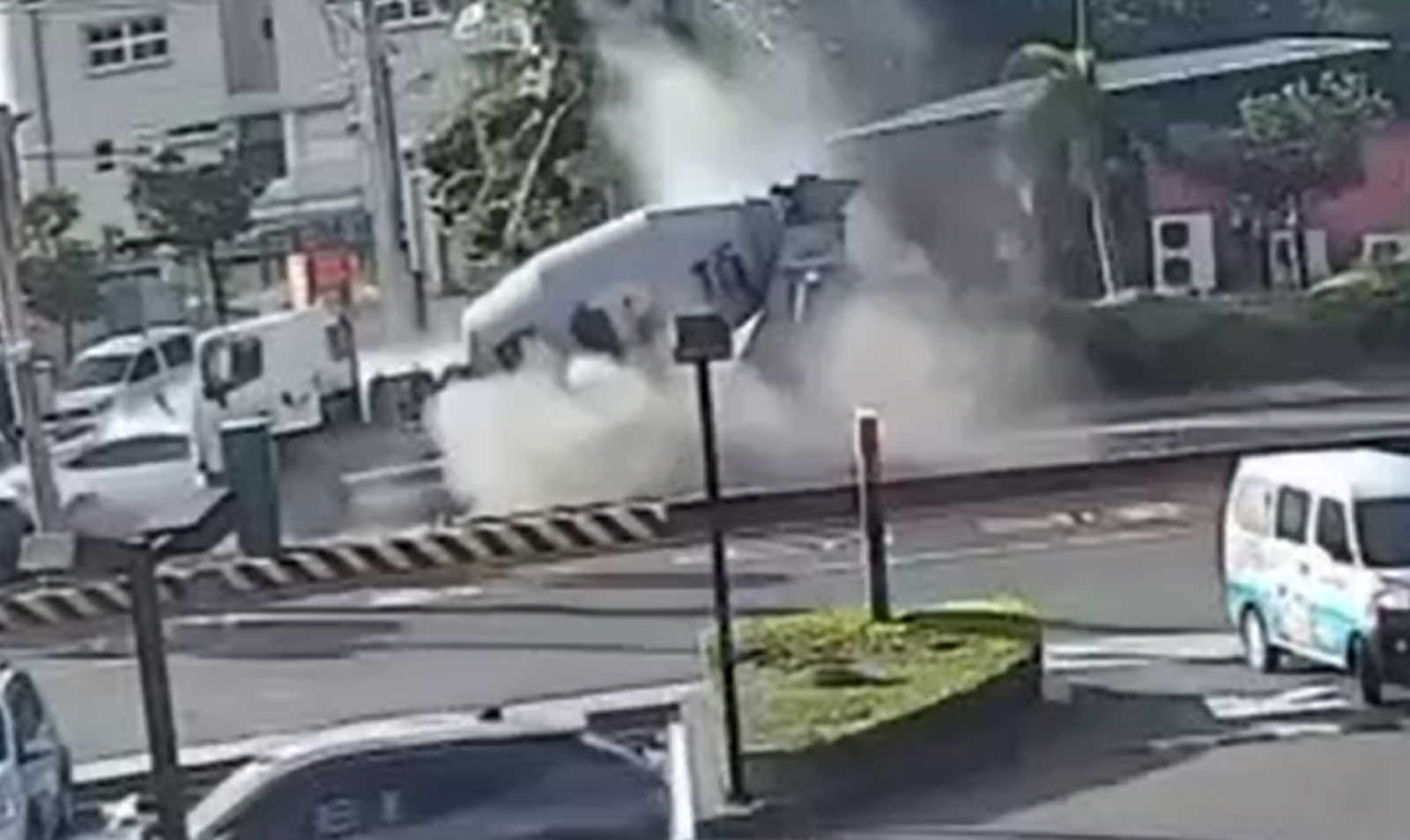 恆春特斯拉車禍新視角曝光!原要為前妻慶生... 路口瞬間噴飛「高速撞水泥車1死7傷」