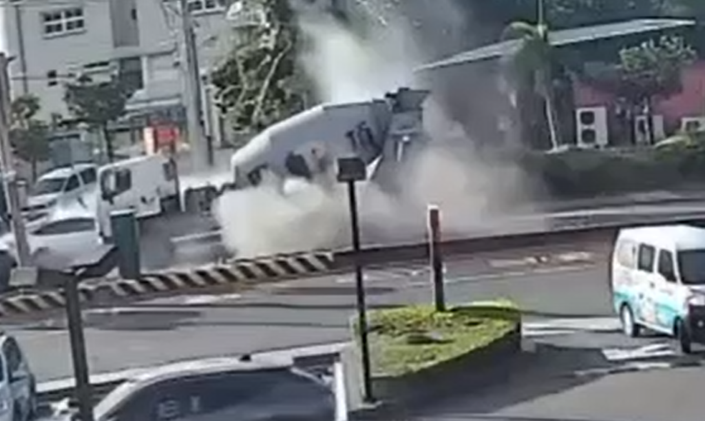 一輛租賃特斯拉疑似高速失控，追撞水泥預拌車後再波及4貼機車，造成1死7傷慘劇。（翻攝自臉書/爆料公社）