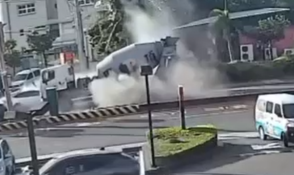 一輛租賃特斯拉疑似高速失控，追撞水泥預拌車後再波及4貼機車，造成1死7傷慘劇。（翻攝自臉書/爆料公社）