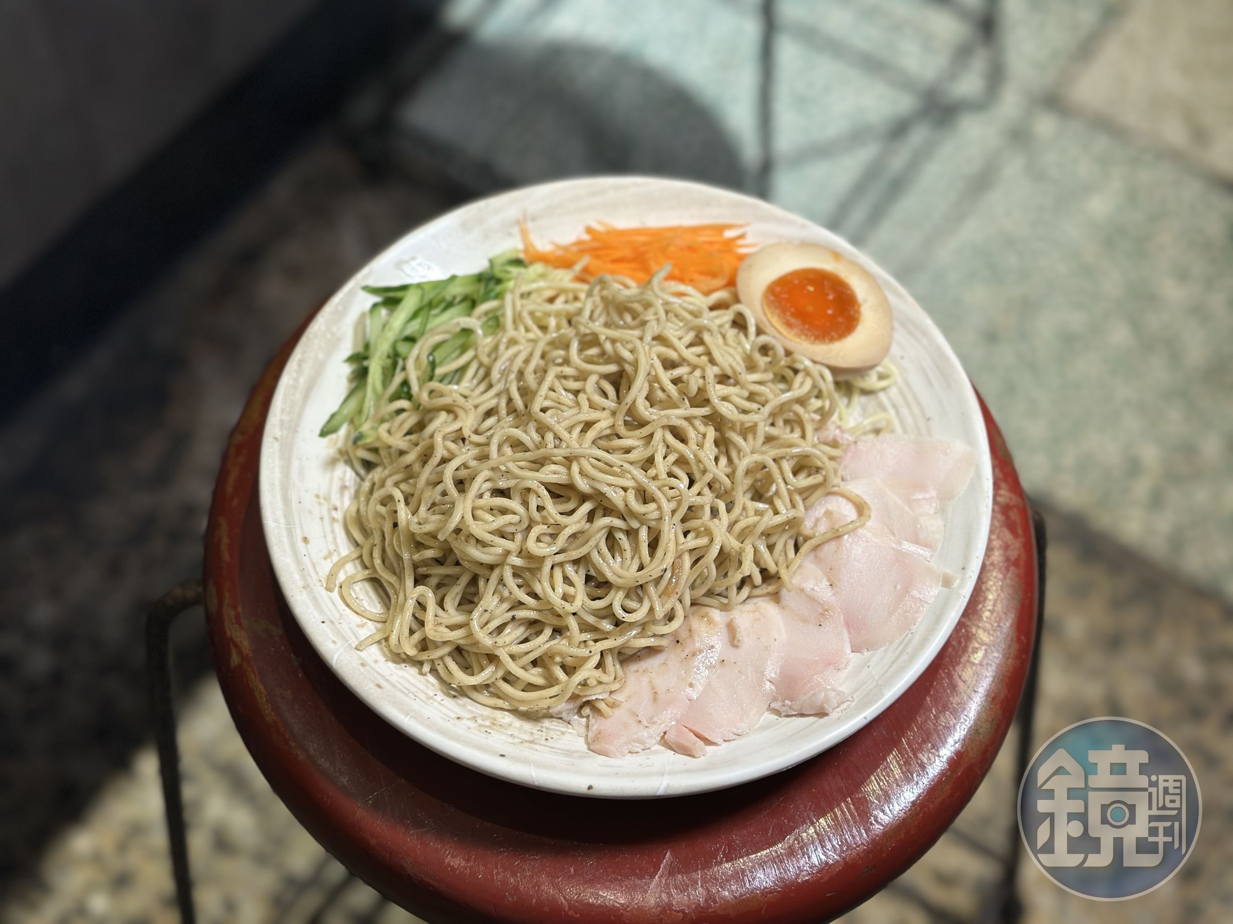 「深培胡麻涼麵」很像冷的拉麵，因為還有溏心蛋跟鹽煮雞胸肉。（100元／份）。