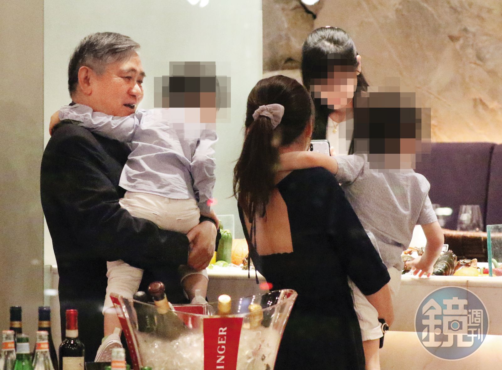 王文洋很有小孩子緣,常在聚會時抱小孩
