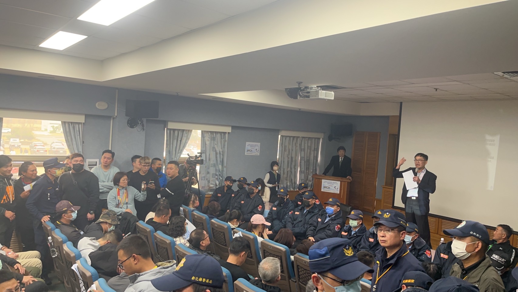 彰濱工業區資源化處理中心BOT案得標廠商晶鼎綠能科技公司，14日上午舉辦說明會，主席劉佳鈞逐一回答與會者的提問及意見。（晶鼎科技提供）