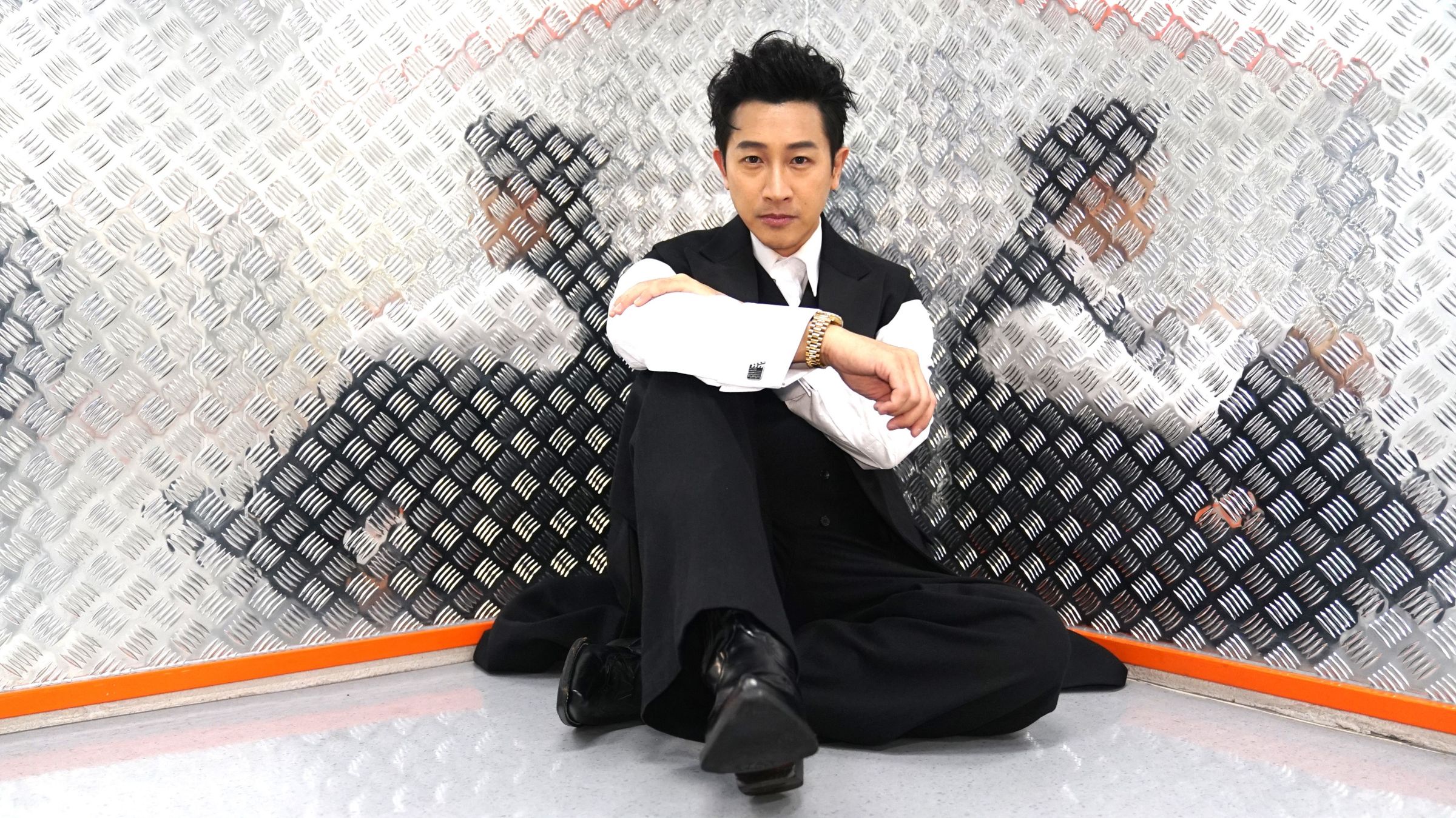 Darren特別挑選有場記板圖案的袖釦向戲劇人致敬。(杰威爾音樂提供)