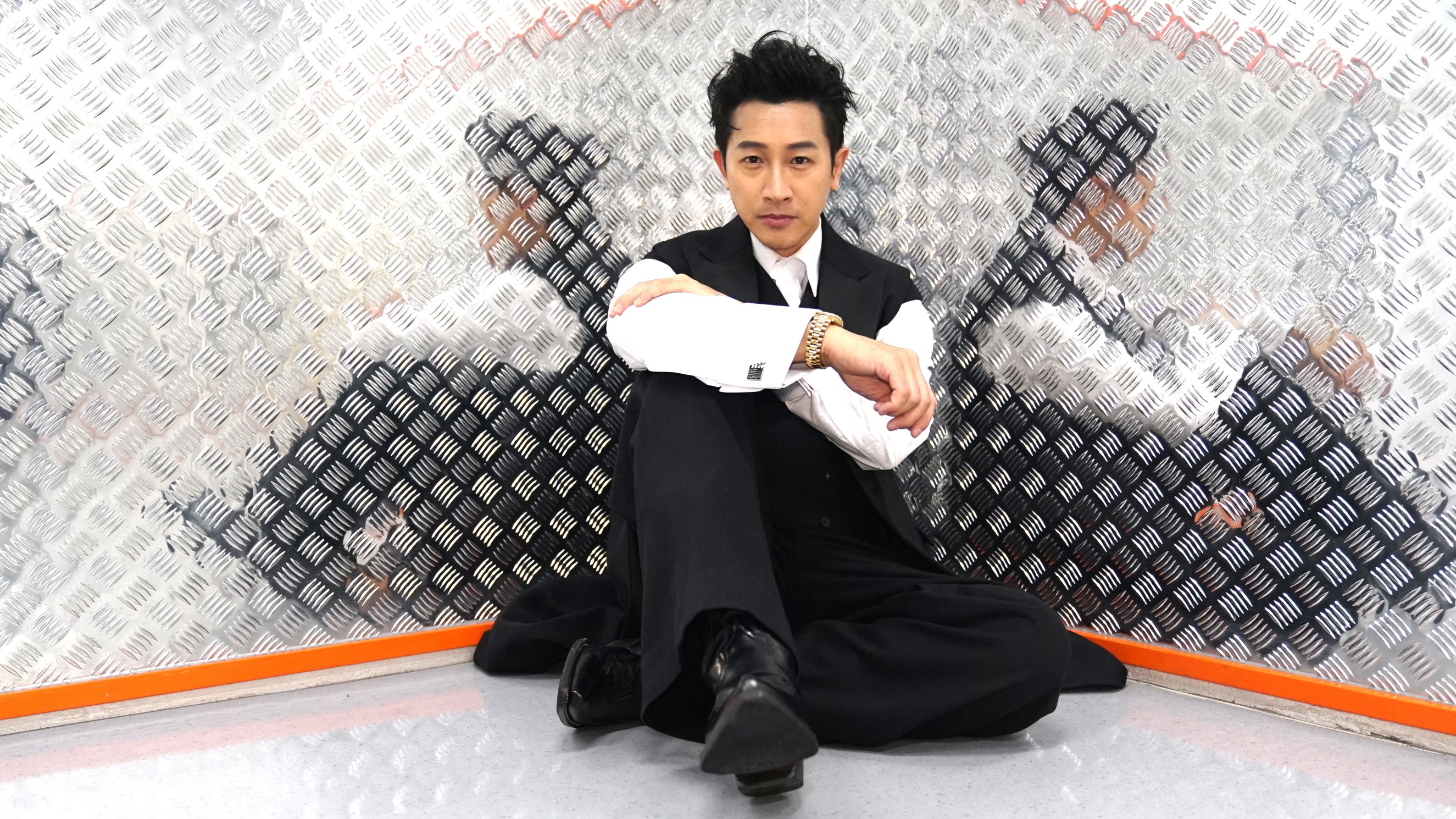 Darren特別挑選有場記板圖案的袖釦向戲劇人致敬。（杰威爾音樂提供）