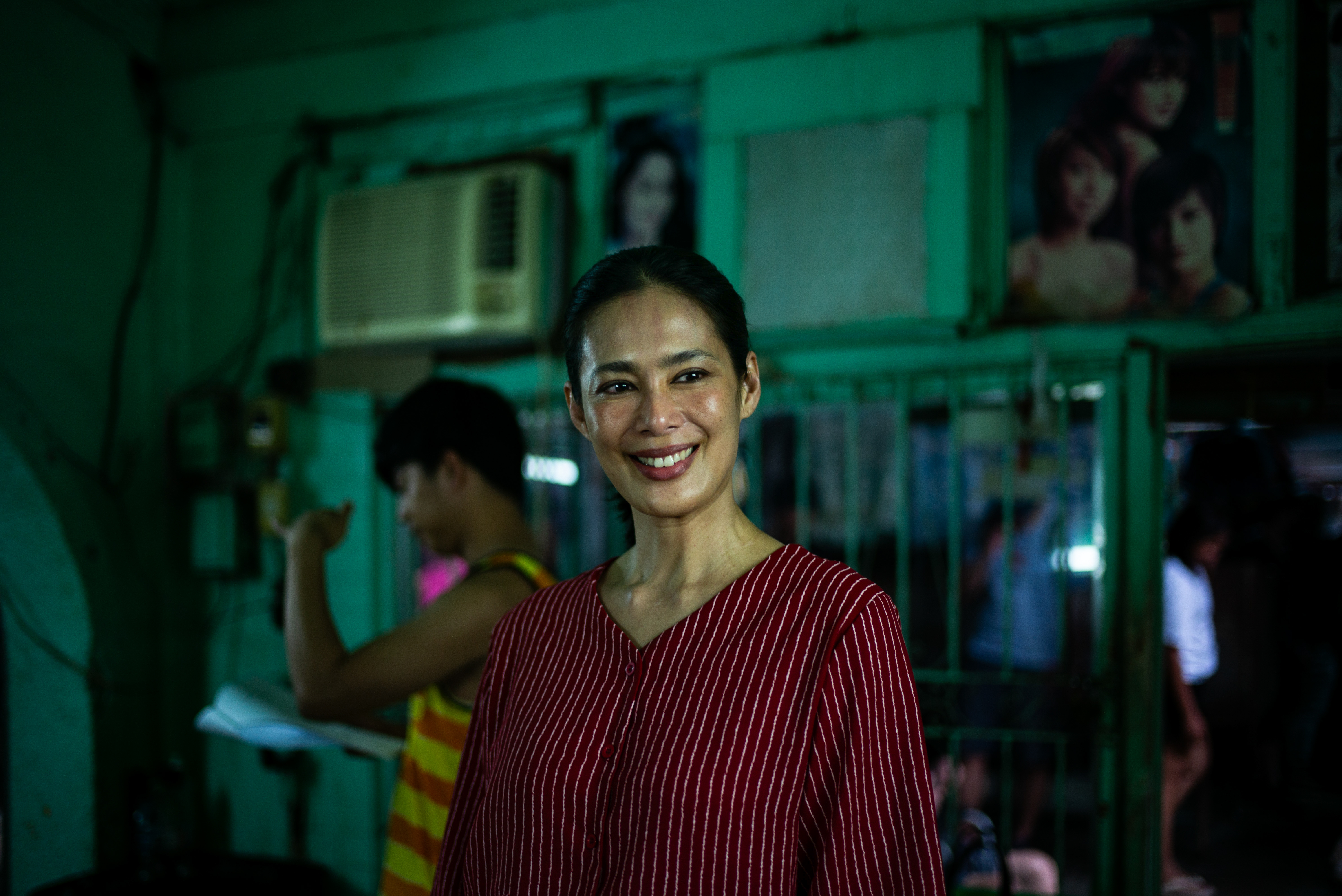 《丟包阿公到我家》的女主角安琪艾奎諾在菲律賓就是影后級人馬，這次在該片演出一位外籍移工，能流利切換菲律賓語、英語與客家話，令人驚嘆。（鏡文學提供）