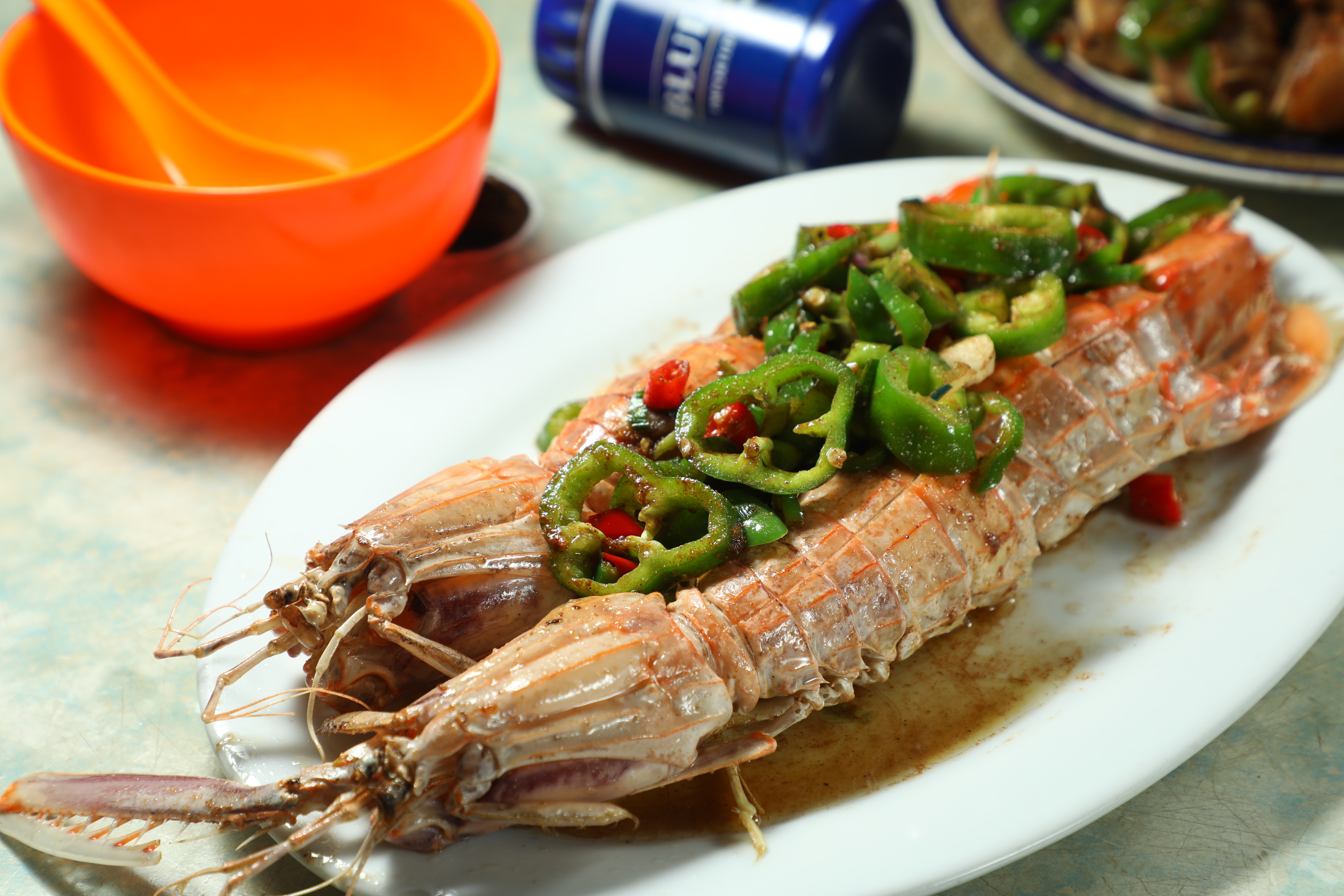 盛記的「椒鹽瀨尿蝦」個頭碩大，雖是「生炒」，火候控制極佳，蝦肉Q彈有勁。（時價，圖中約港幣260元／隻，約NT$978）