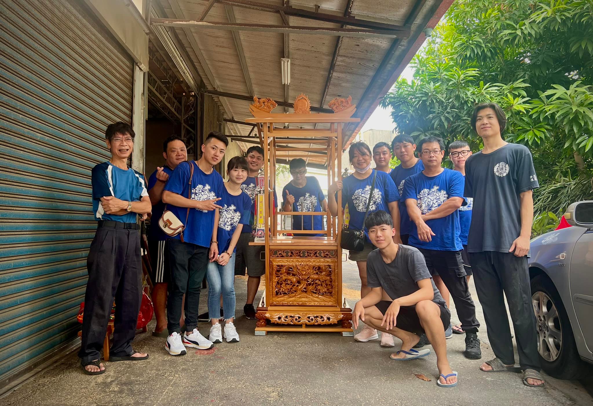 陳威昌(左)與兩位兒子(右一、右二)及客戶合影,年齡橫跨不同世代。(圖/陳威昌提供)