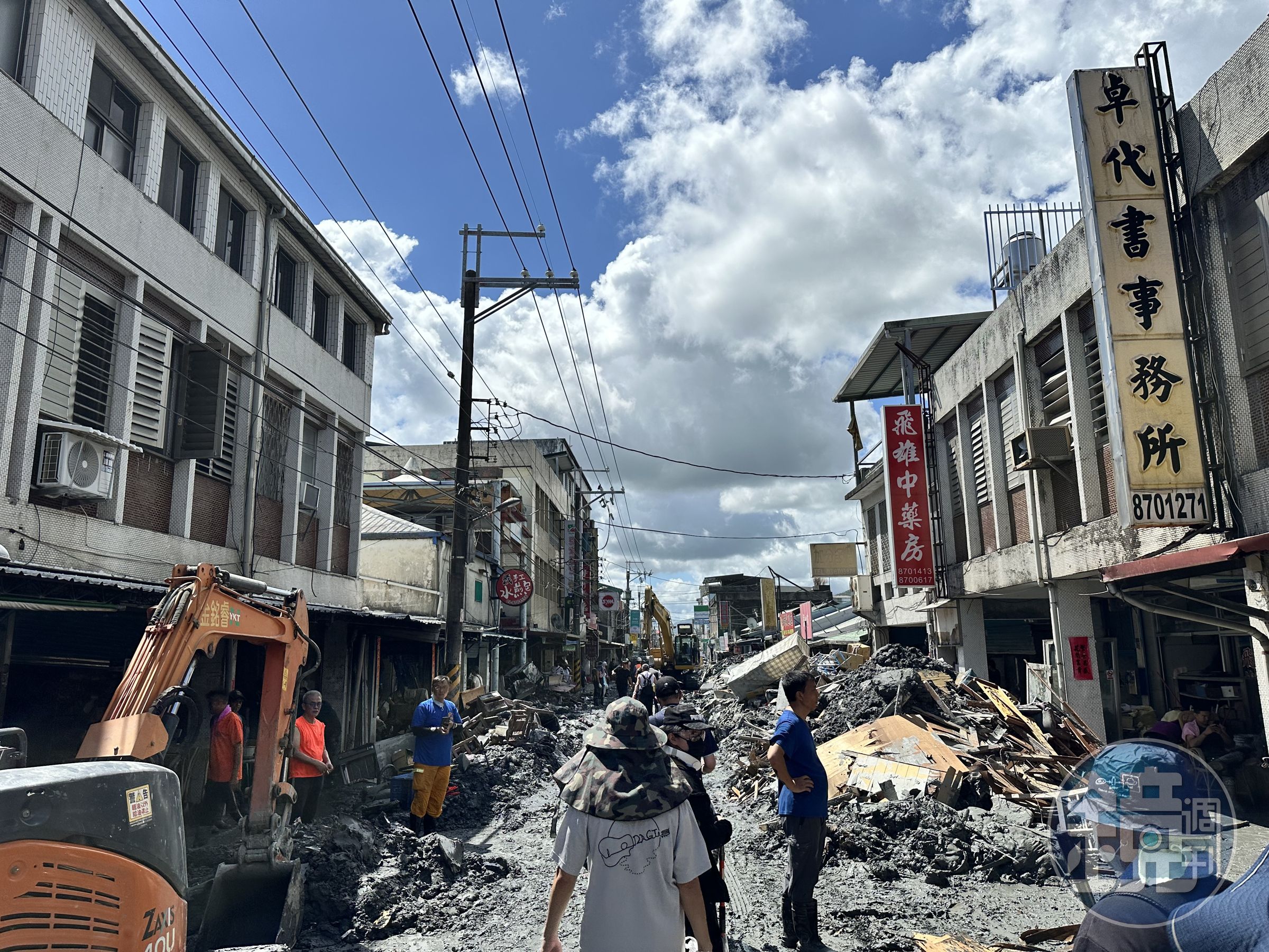 光復鄉市區正進行清運，路面泥濘。