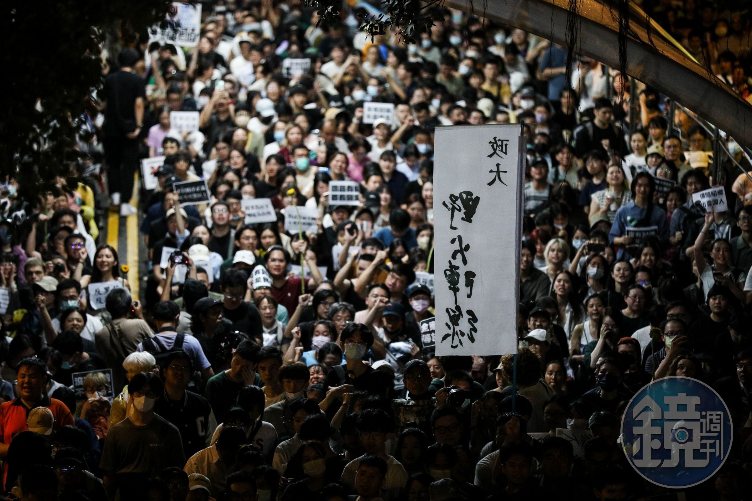 民眾直至深夜仍舊未散去,許多年輕人紛紛走上街頭。