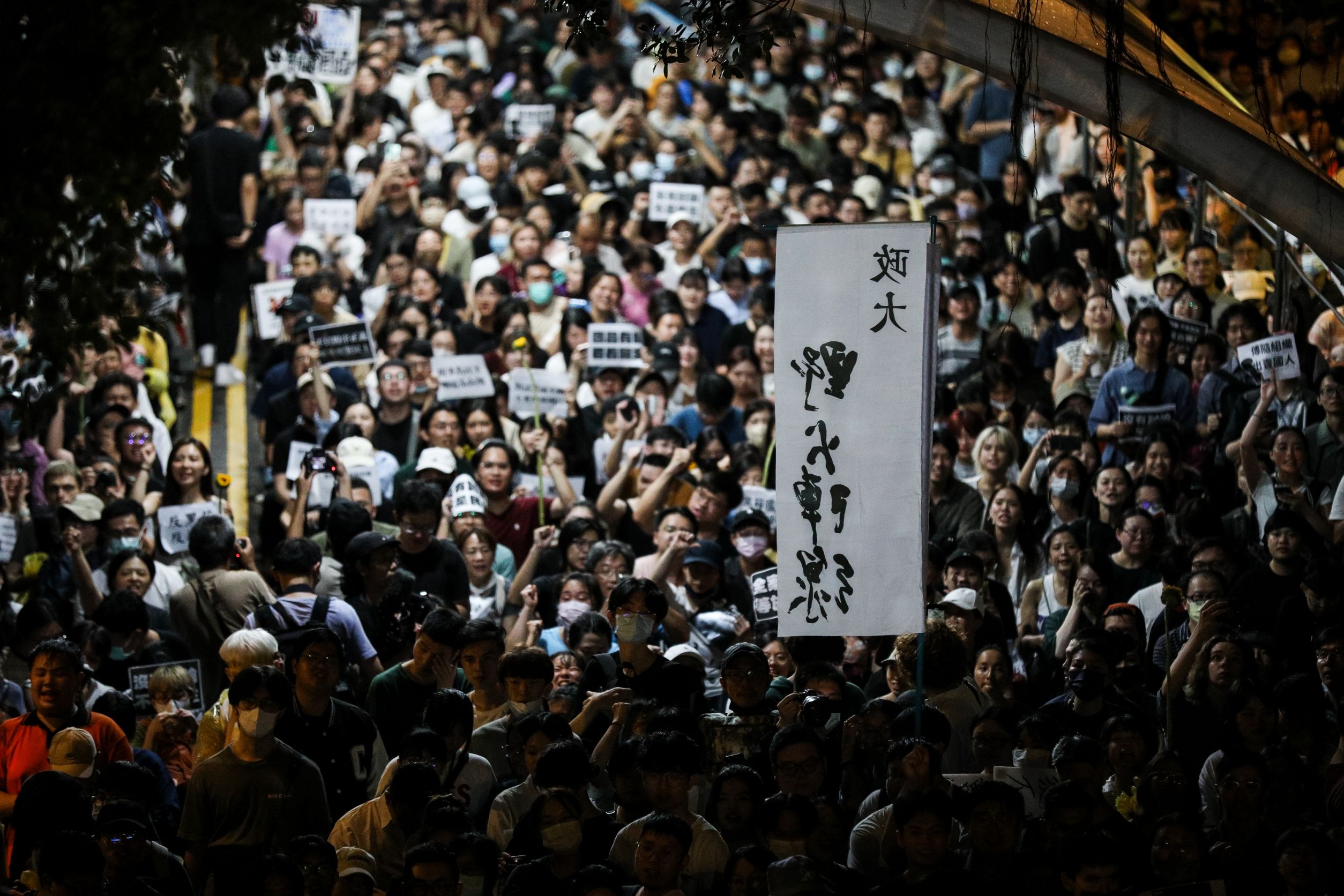 民眾直至深夜仍舊未散去，許多年輕人紛紛走上街頭。