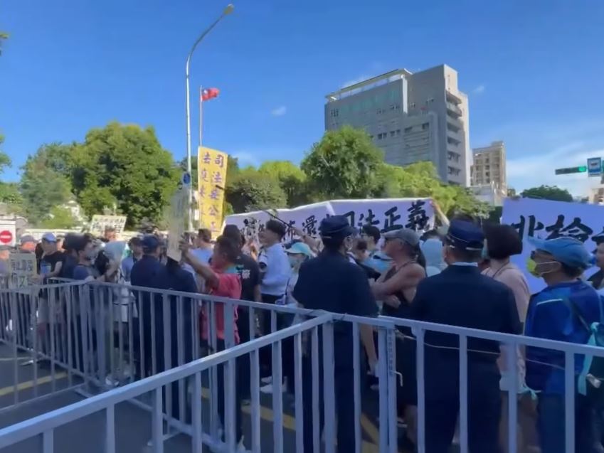 小草們集結北檢外抗議，表示要與彭振聲同在。（翻攝民眾黨中央組織部臉書）