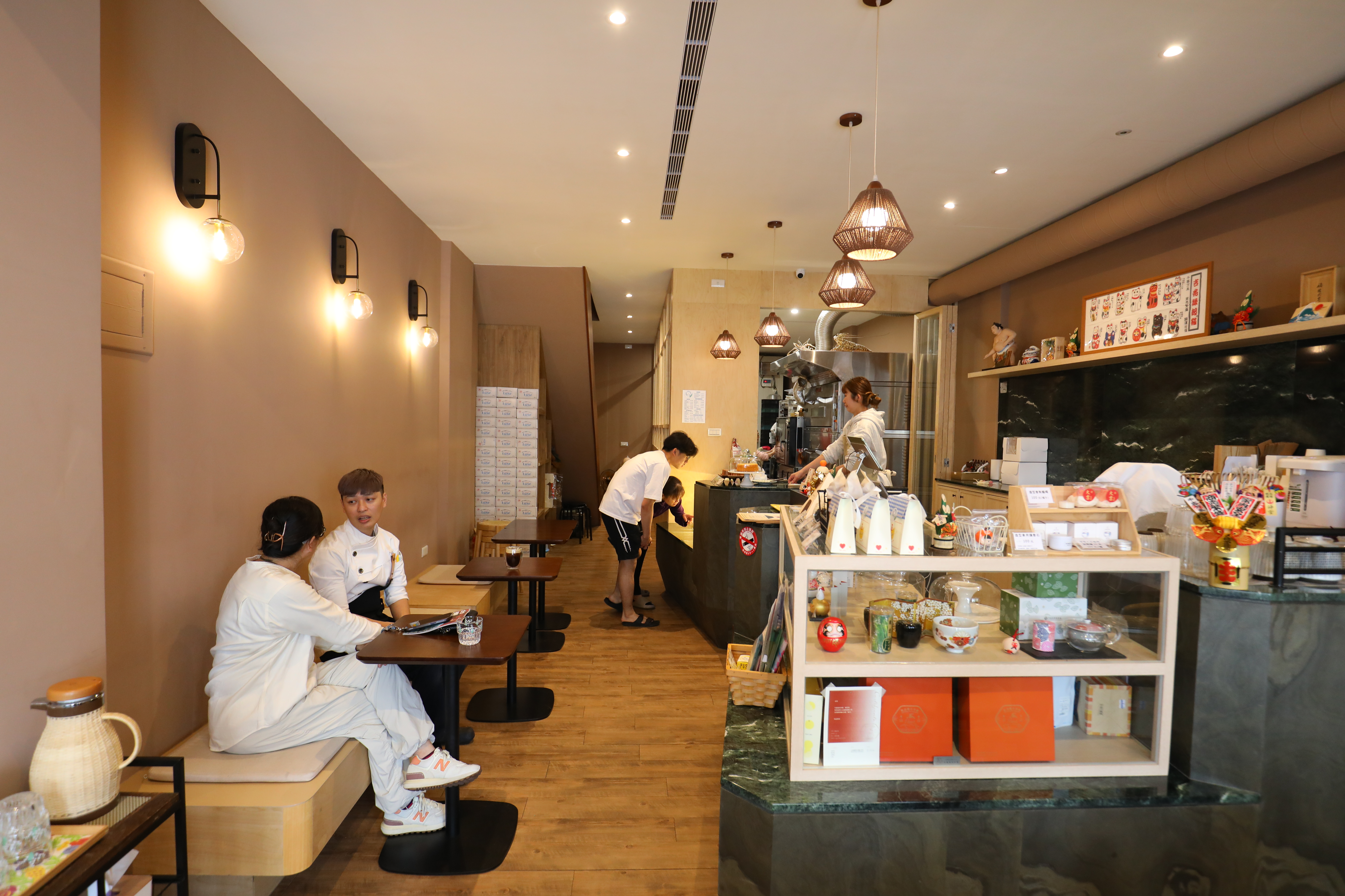 以日式簡約風格打造的店鋪，侘寂風的淡雅色調讓人進店馬上就放鬆下來。