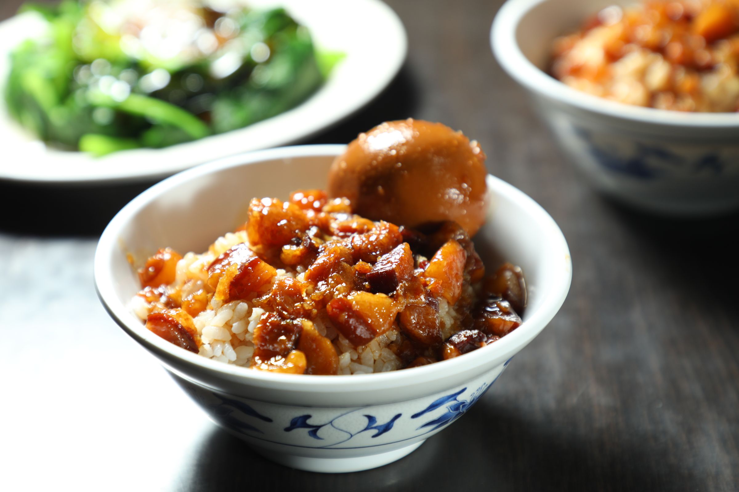 「滷肉飯」肉丁肥潤不膩，滷汁鹹中帶甘，米飯飽實不爛。（35元／小碗）