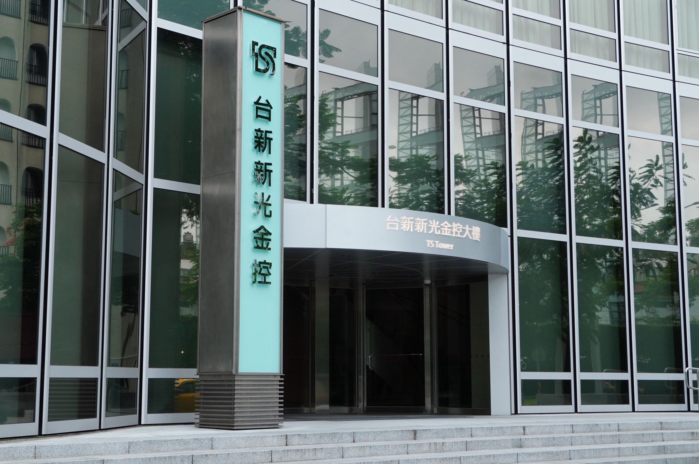 銀行、證券和壽險三箭齊發,台新新光首季獲利211億元。