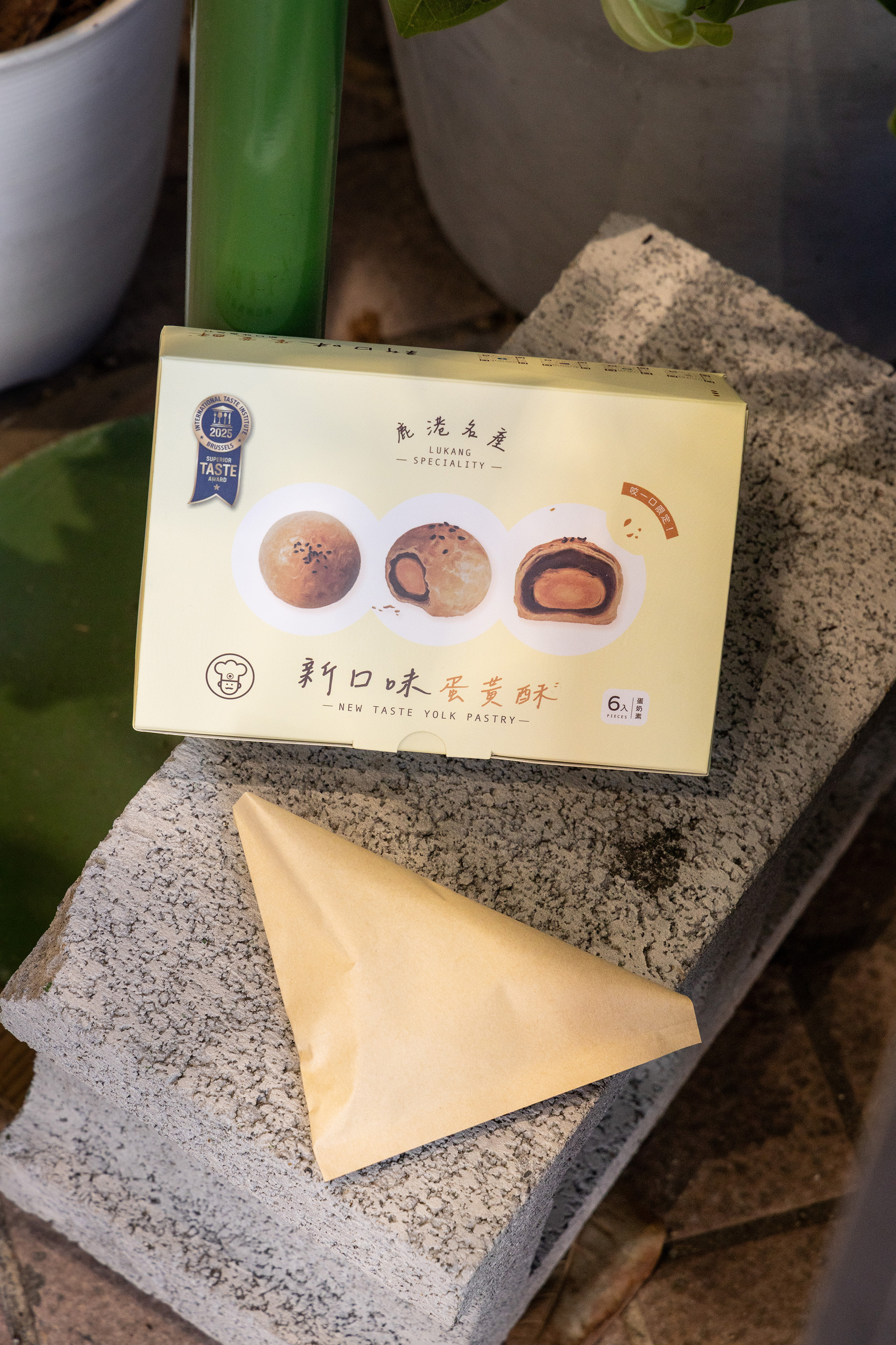 鹿港店也能買到單顆與6顆盒裝蛋黃酥，但包裝及售價與本店略有不同。（60元／顆、350元／6入）