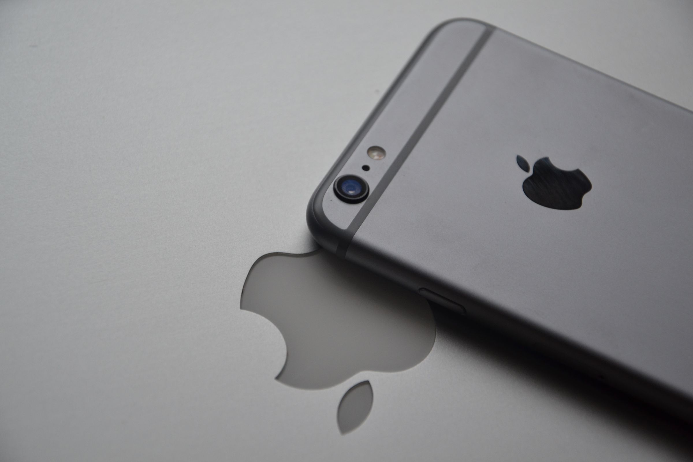 印度少年買iPhone沒錢繳分期竟威脅跳崖,結果1家3口全過世。(示意圖,翻攝自PIXABAY免費圖庫)