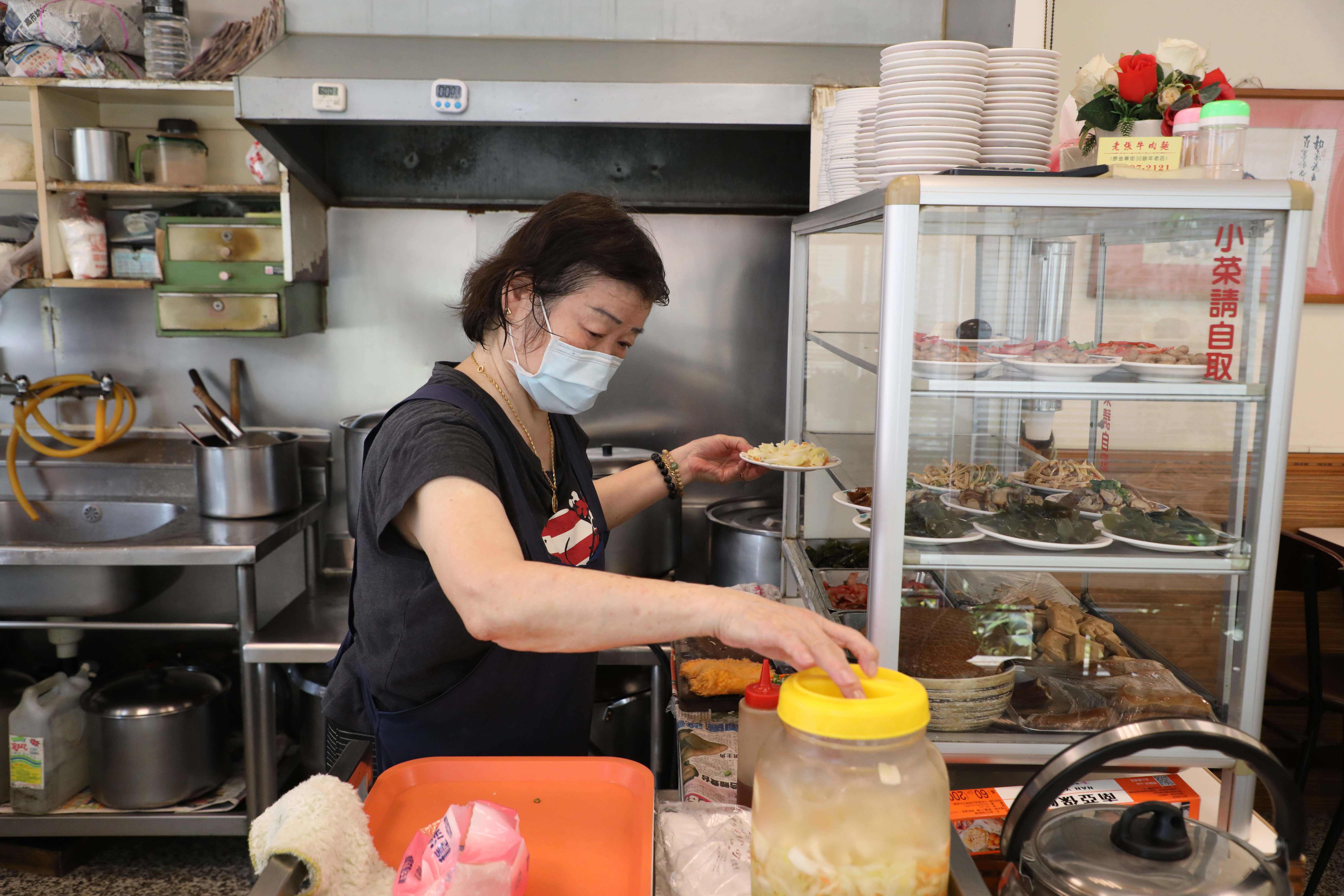 張媽媽依然天天在店裡忙進忙出，招呼老客人。