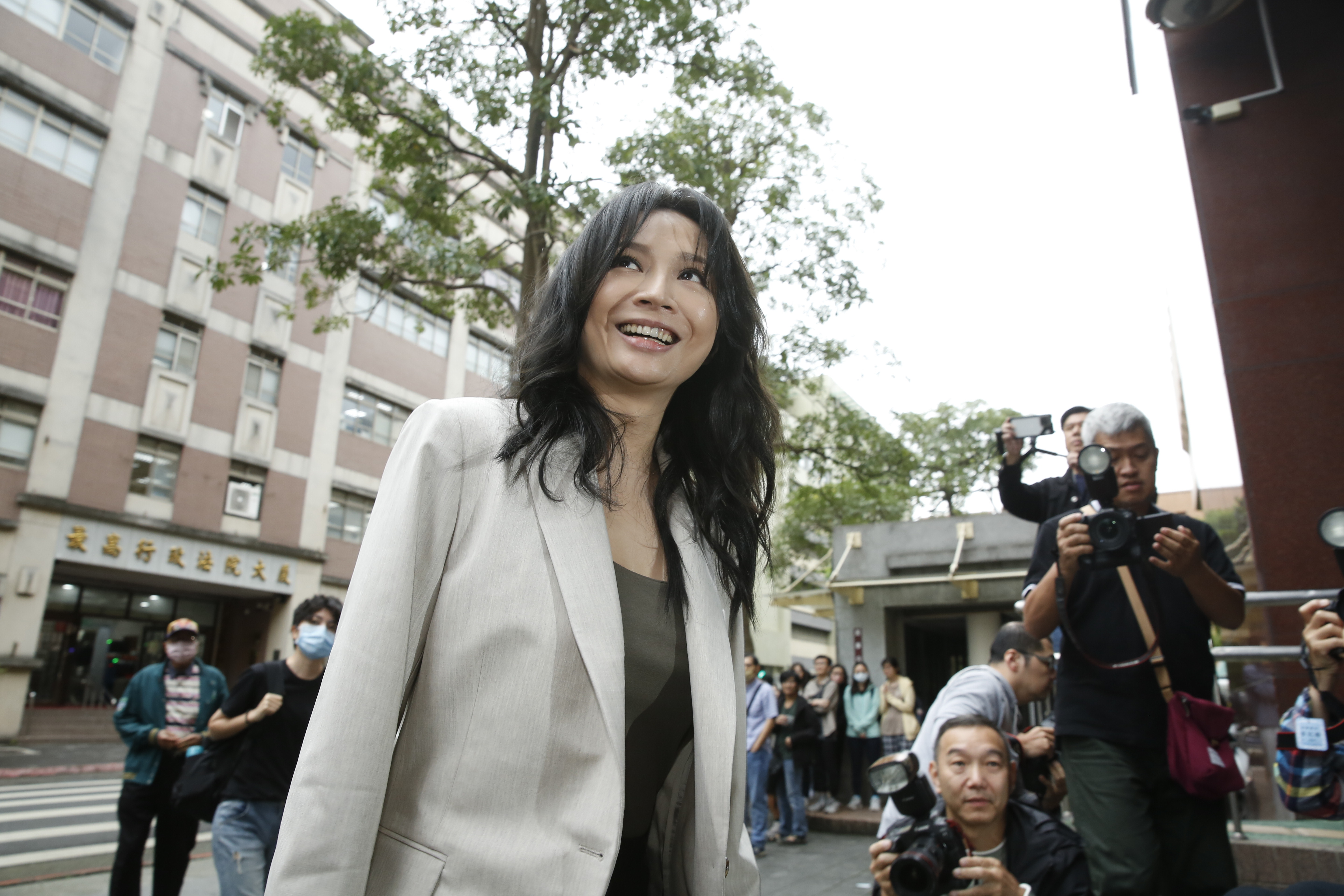 Faye（詹雯婷）赴台北地院。