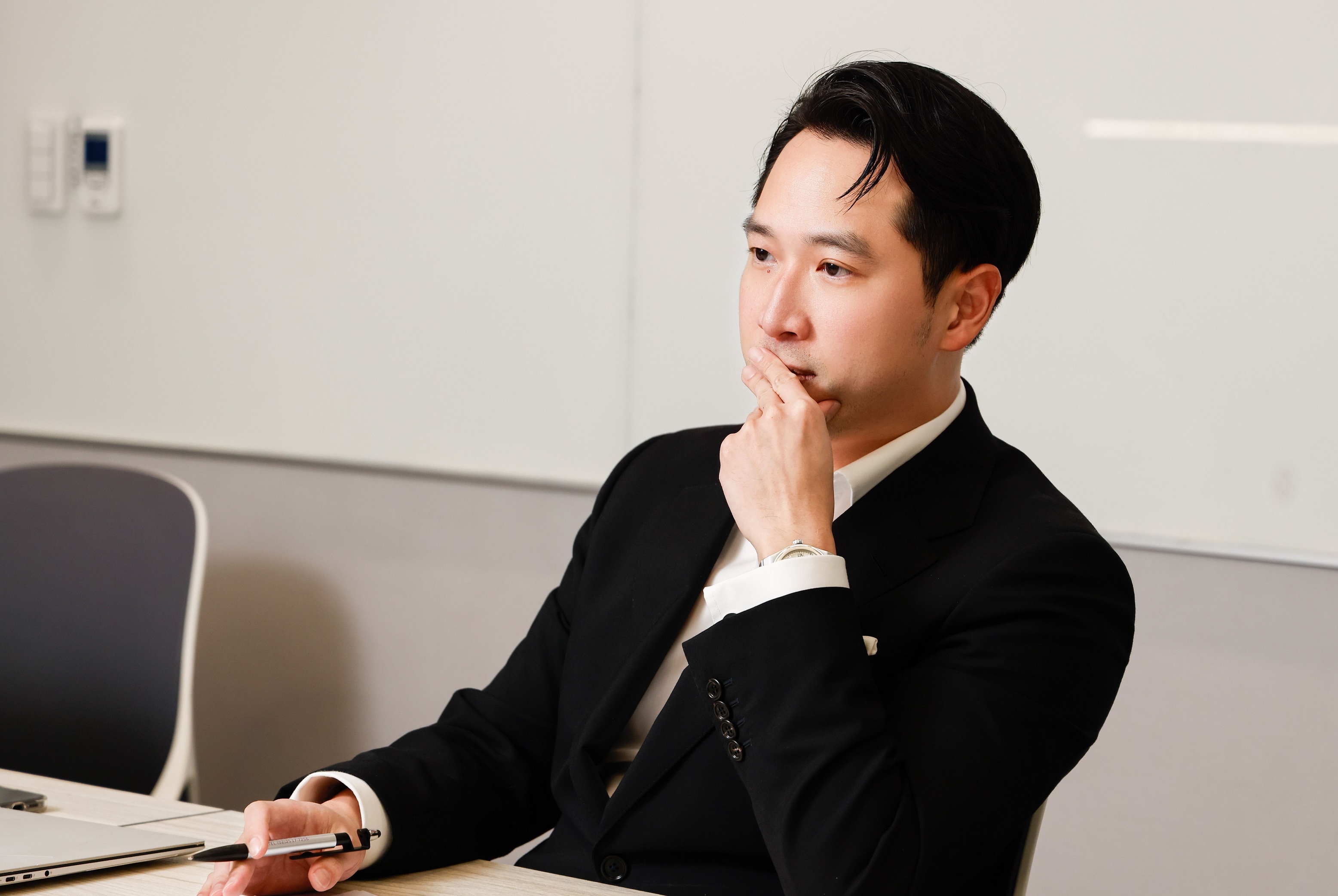 馮浩翔表示，推動再生能源，想讓電網能持續穩定供電，儲能設備至關重要。（攝影組）