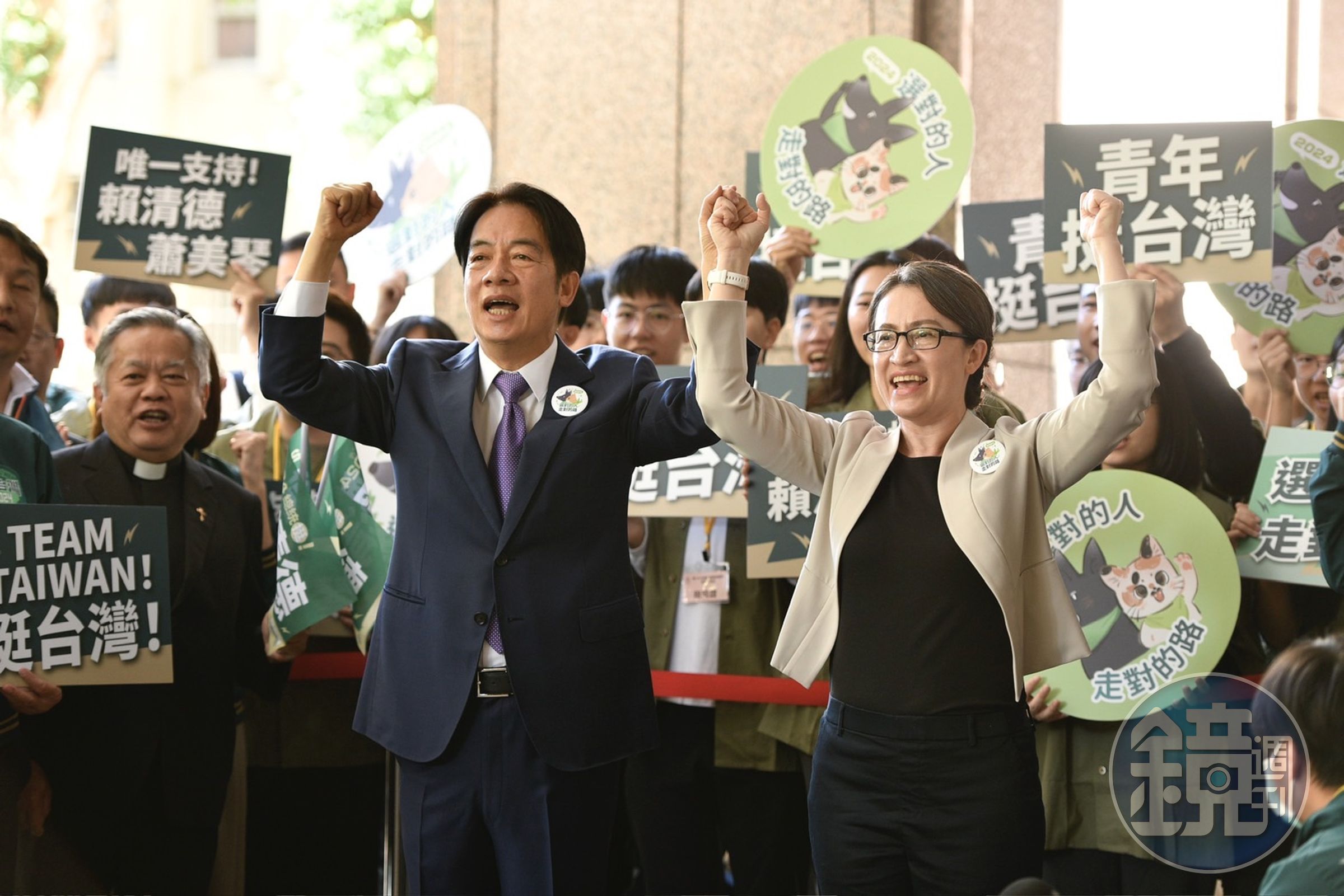 「賴蕭配」今登記參選，2人衣服上的貓狗別針格外引起注目。