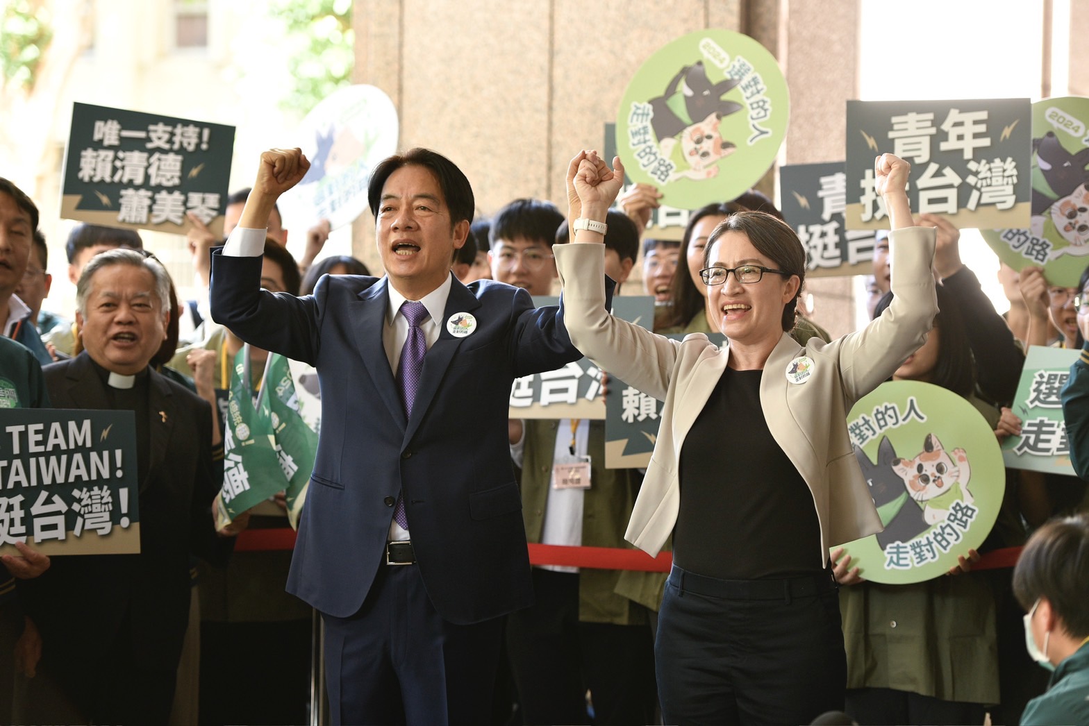「賴蕭配」今登記參選，2人衣服上的貓狗別針格外引起注目。